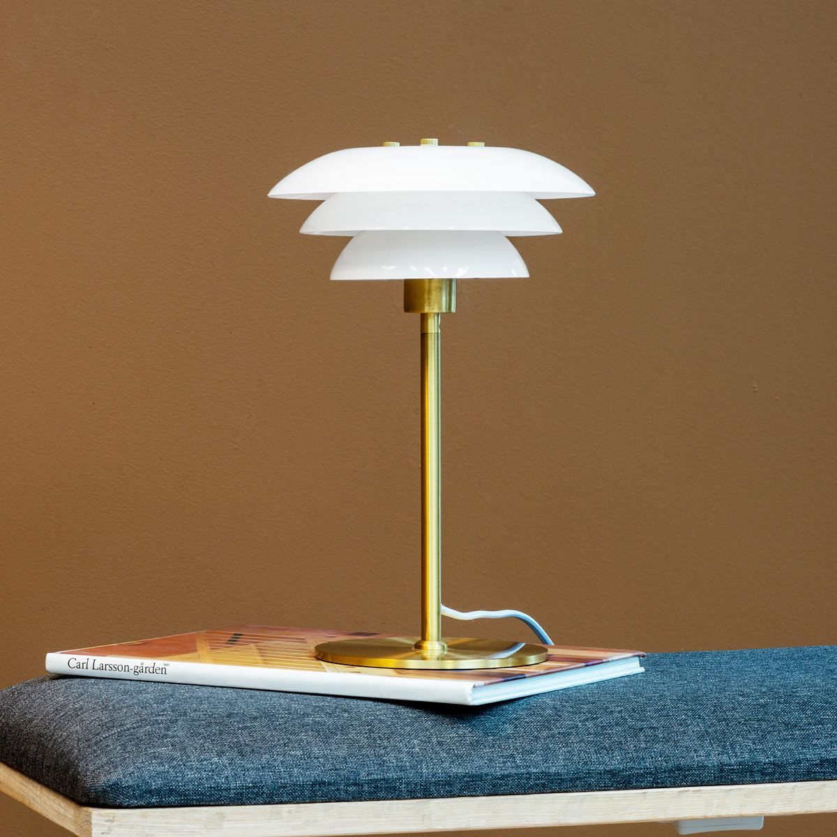Dyberg Larsen DL20 bordslampa 30 cm opal/mässing