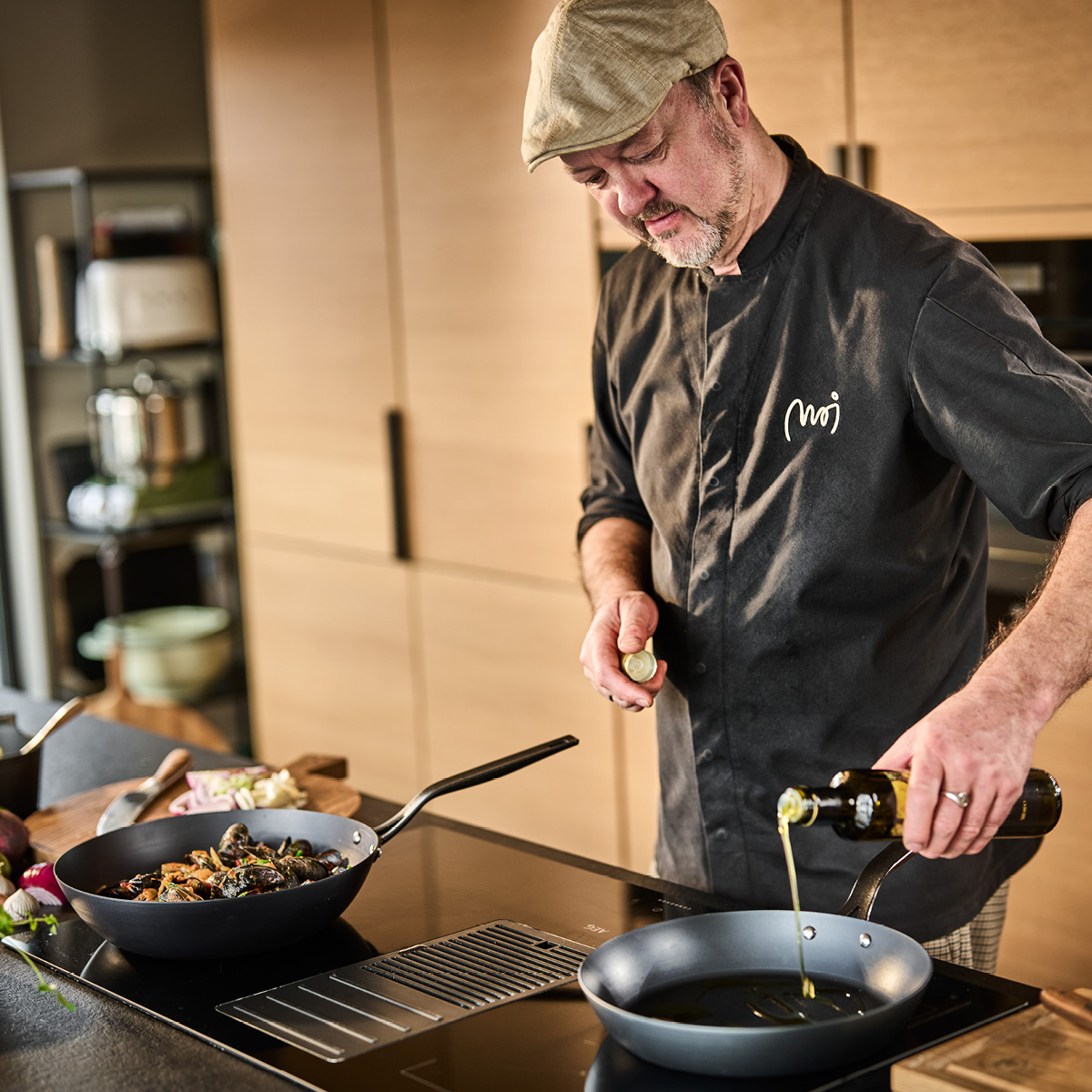 Modern House Blue Carbon wokpanna 30,5 cm svart