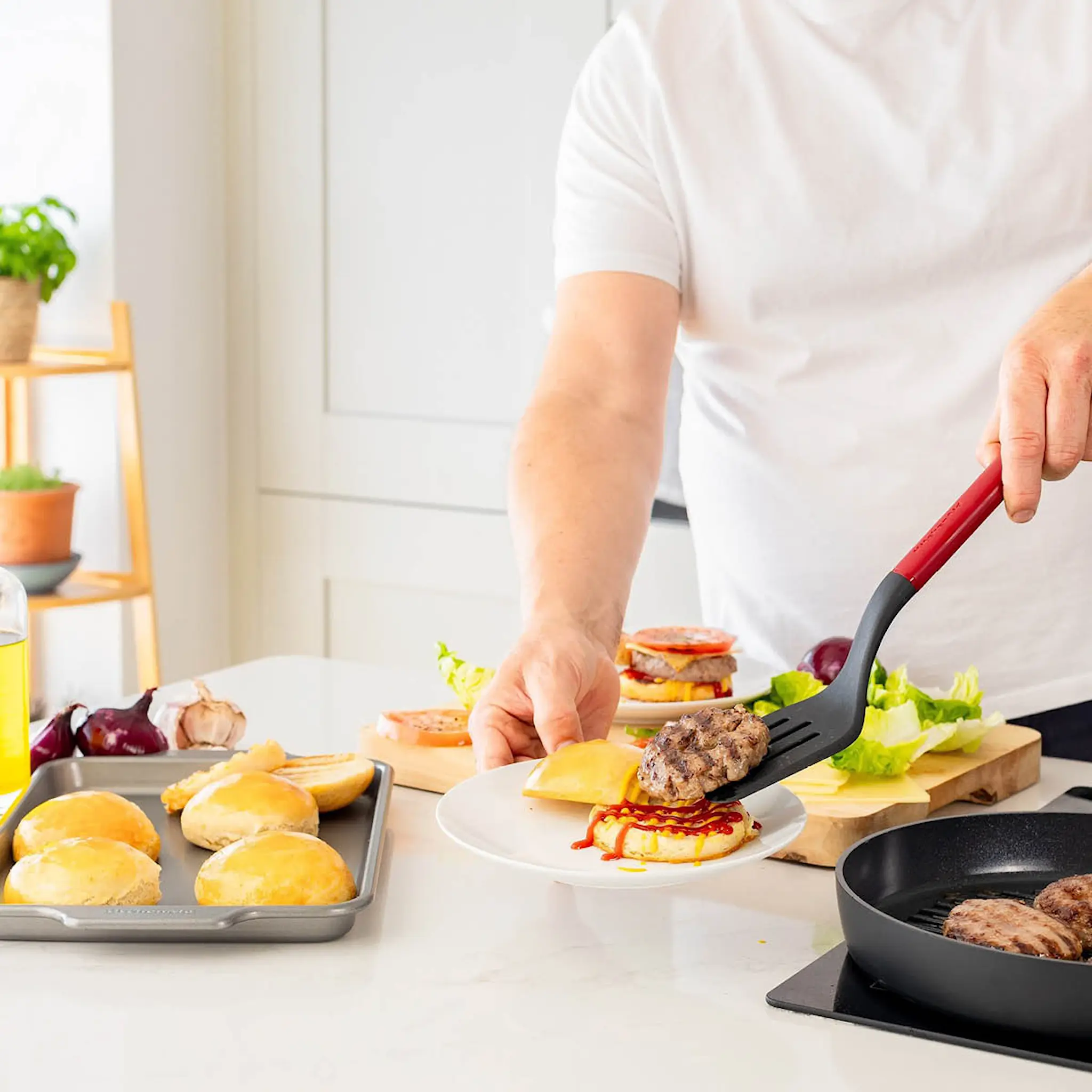 KitchenAid KitchenAid Classic stekespade perforert 34 cm empire red