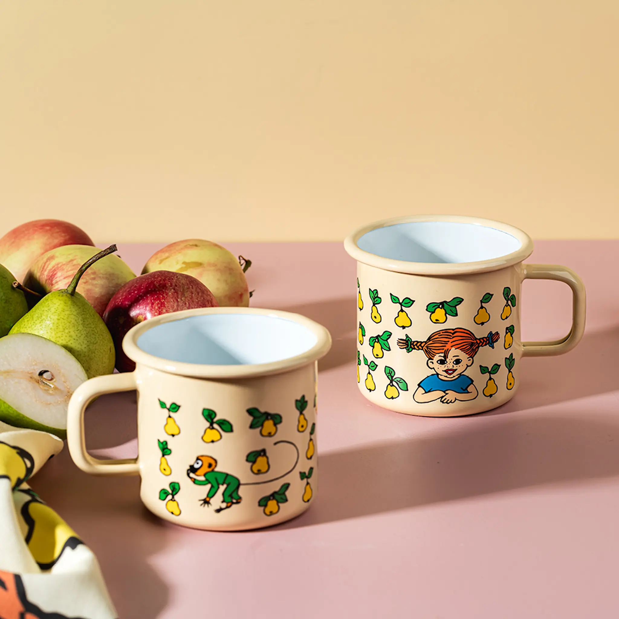 Muurla Peppi Pitkätossu Emalimuki hedelmät 37 cl Keltainen