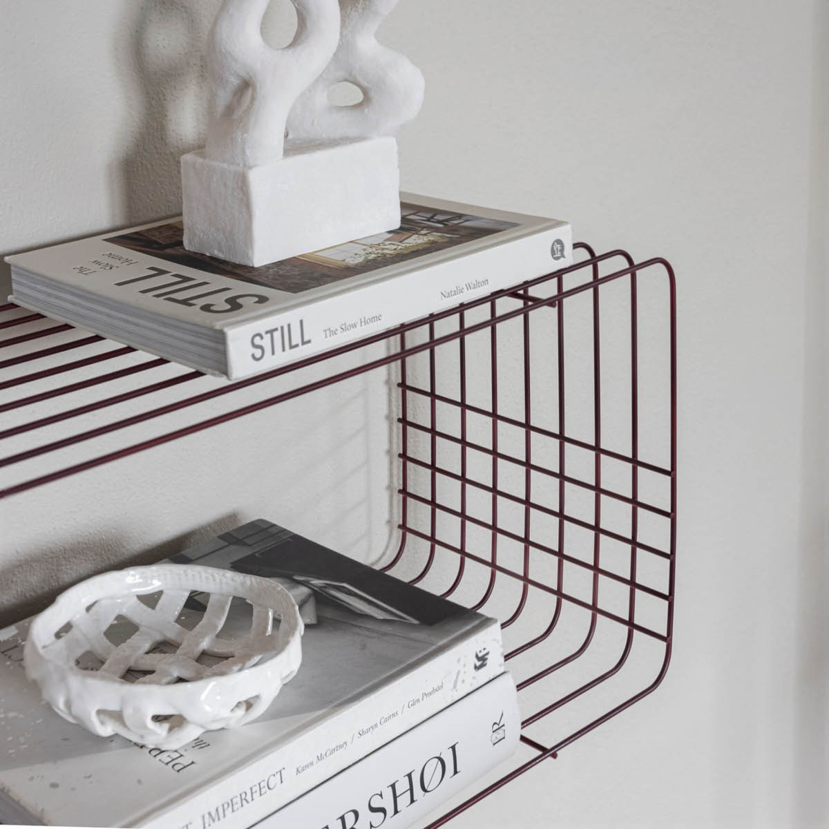 Mette Ditmer Wire Metallihylly 70,5x26x31 cm Viininpunainen