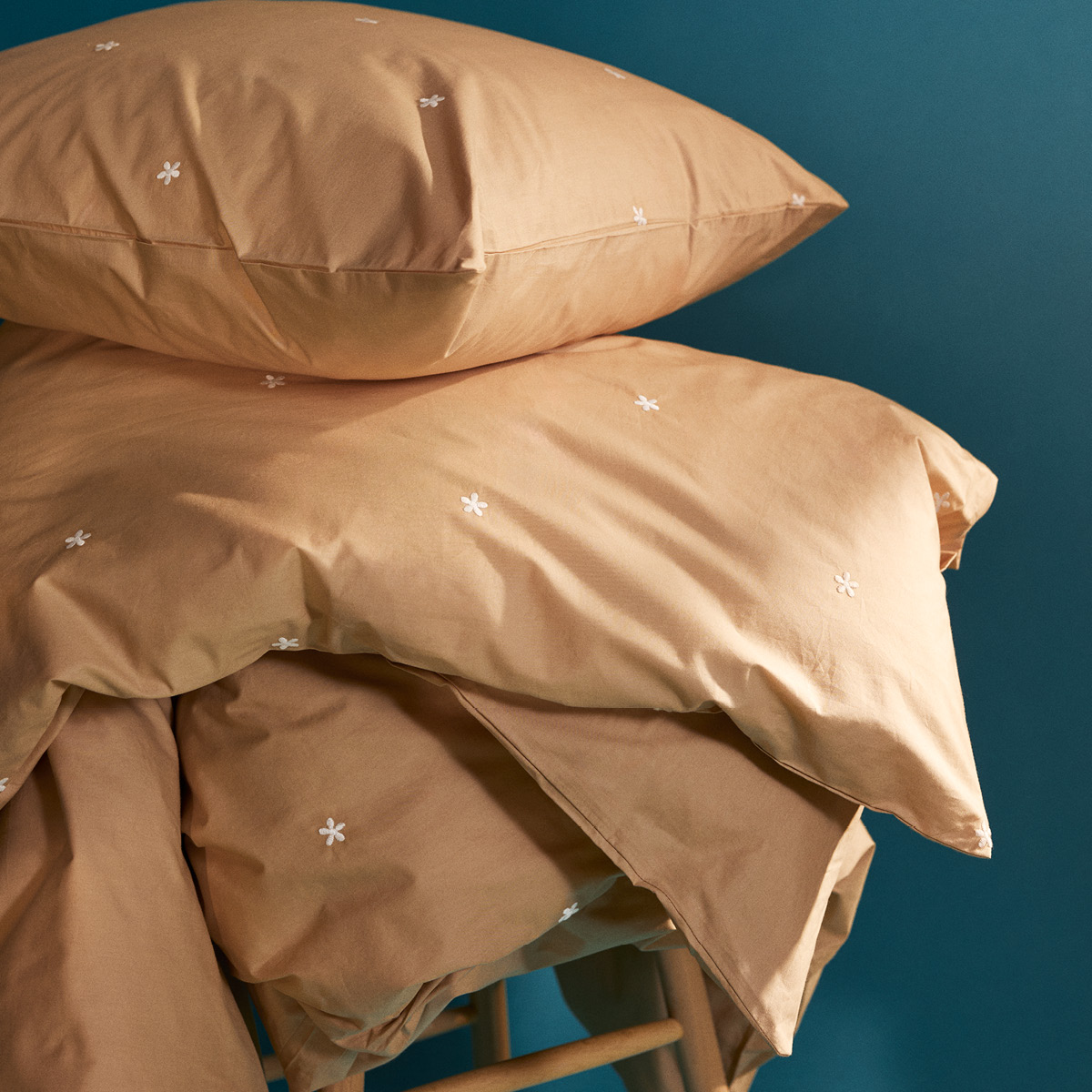 Juna Daisy Pussilakanasetti 220x220 cm Hiekka/Valkoinen