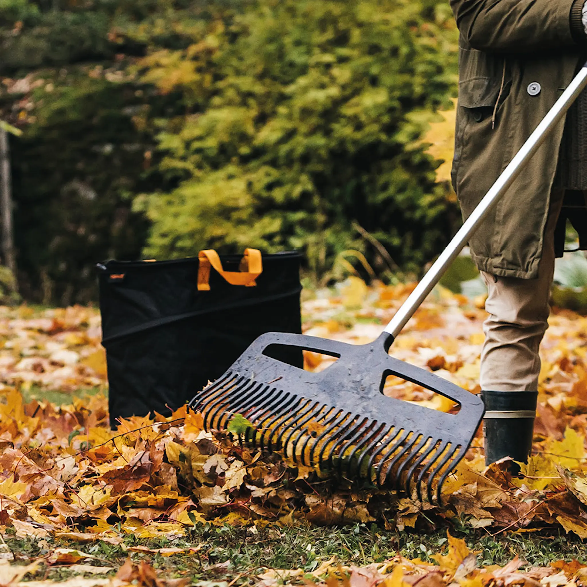 Fiskars Ergo Pop Up trädgårdssäck liten 73 L svart