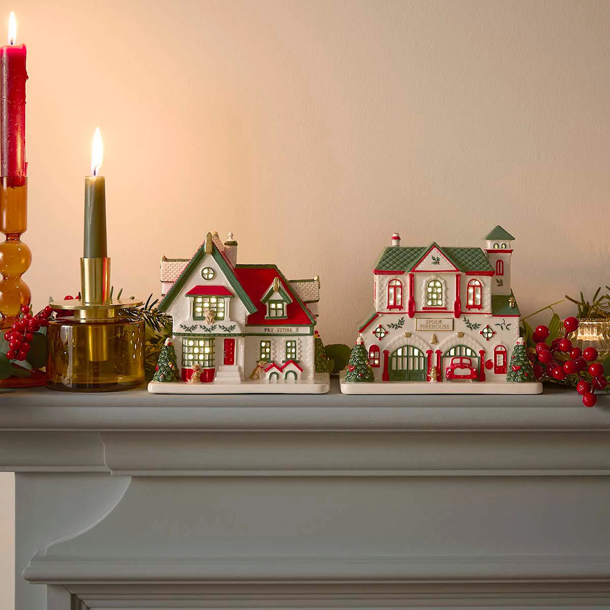 Spode Christmas Tree Village brannstasjon med LED