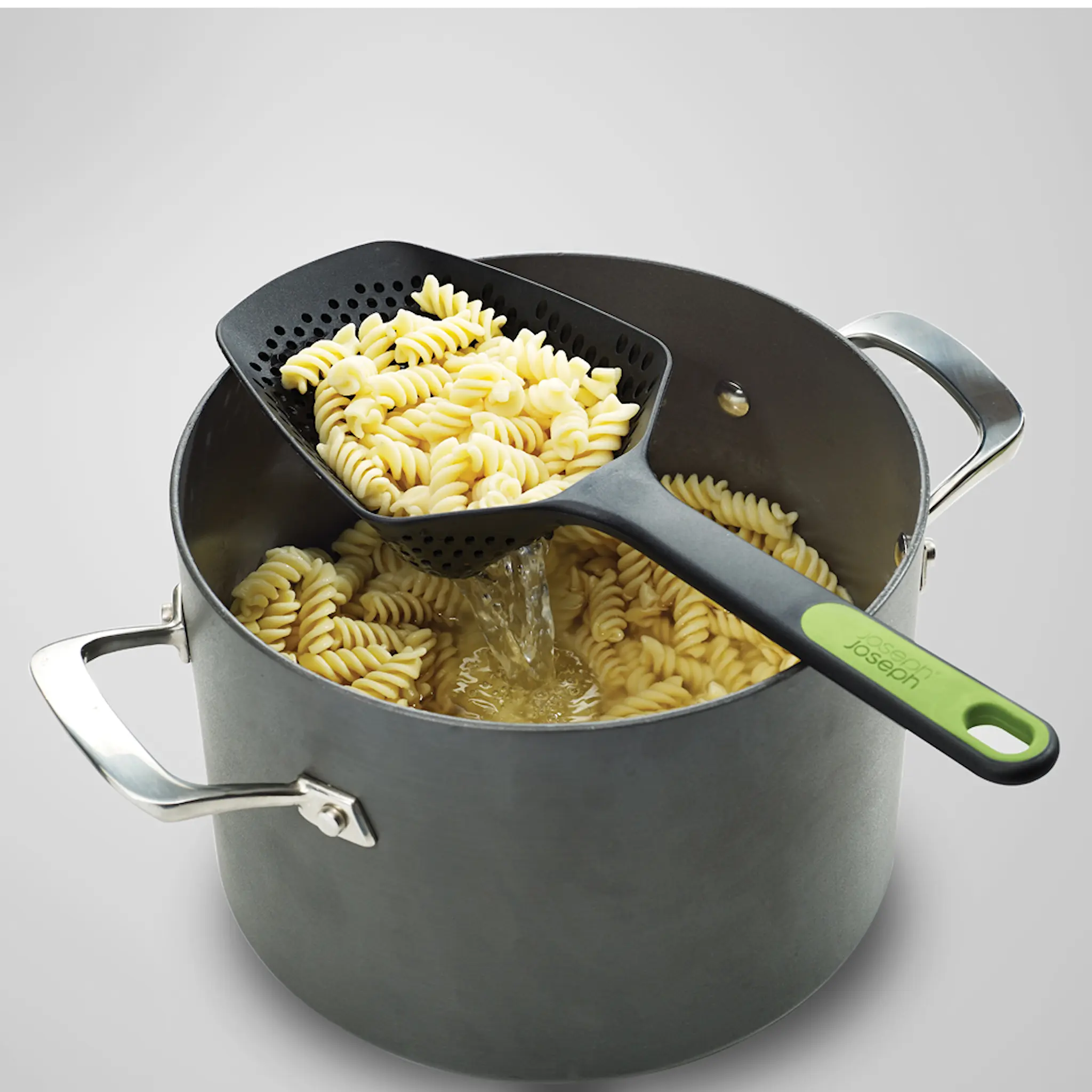 Joseph Joseph Scoop Plus Pastaslev 34 cm Grå/Grön