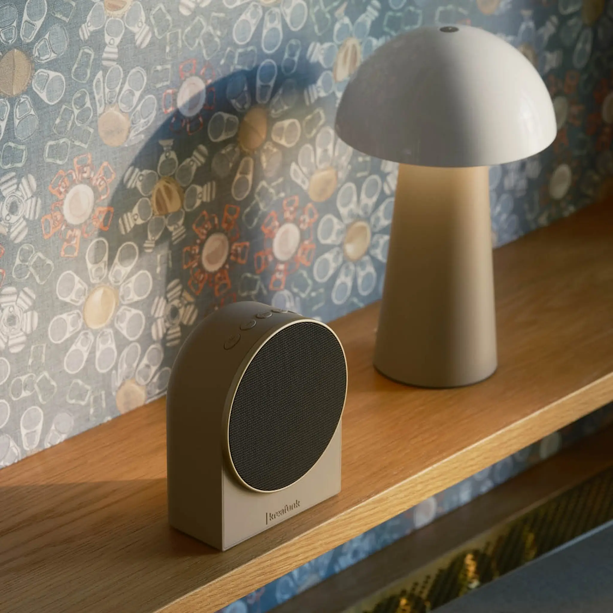 Kreafunk Ivy väckarklocka med Wake-up light och Bluetooth 9x11 cm sand