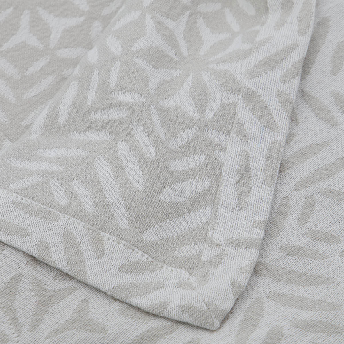 House Doctor Clip Pöytäliina 150x150 cm Valkoinen/Harmaa