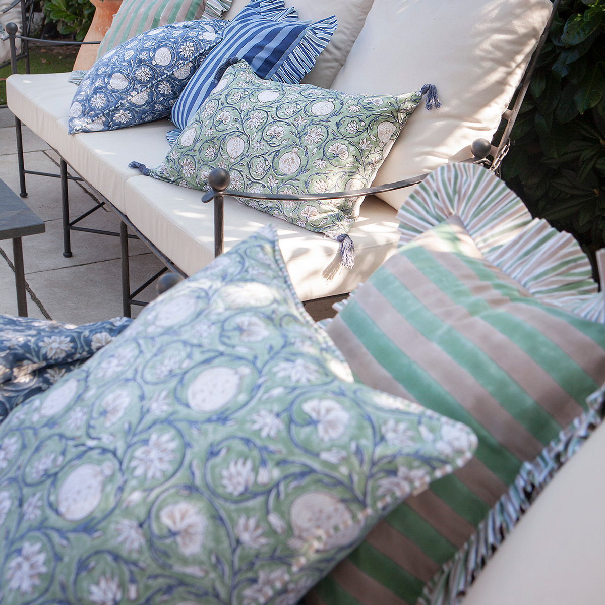 Chamois Jaipur Stripe kuddfodral med volang 48x48 cm grön