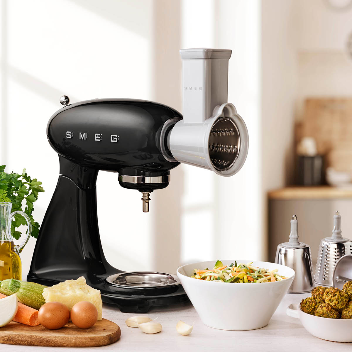 Smeg Kjøkkenmaskin SMF03 hel svart