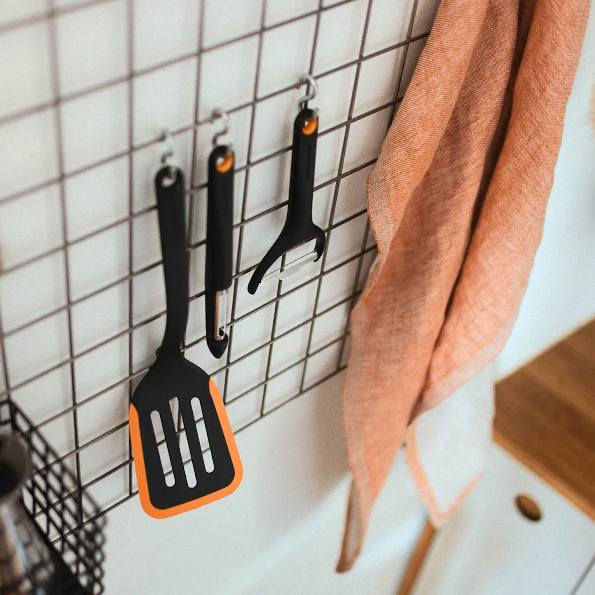 Fiskars Functional Form stekespade perforert 41 cm svart