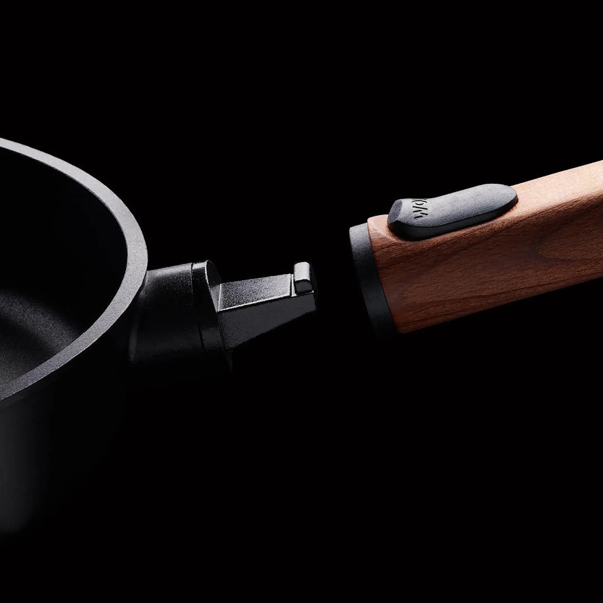 Woll Eco Logic QXR traktörpanna 24 cm med avtagbart trähandtag svart