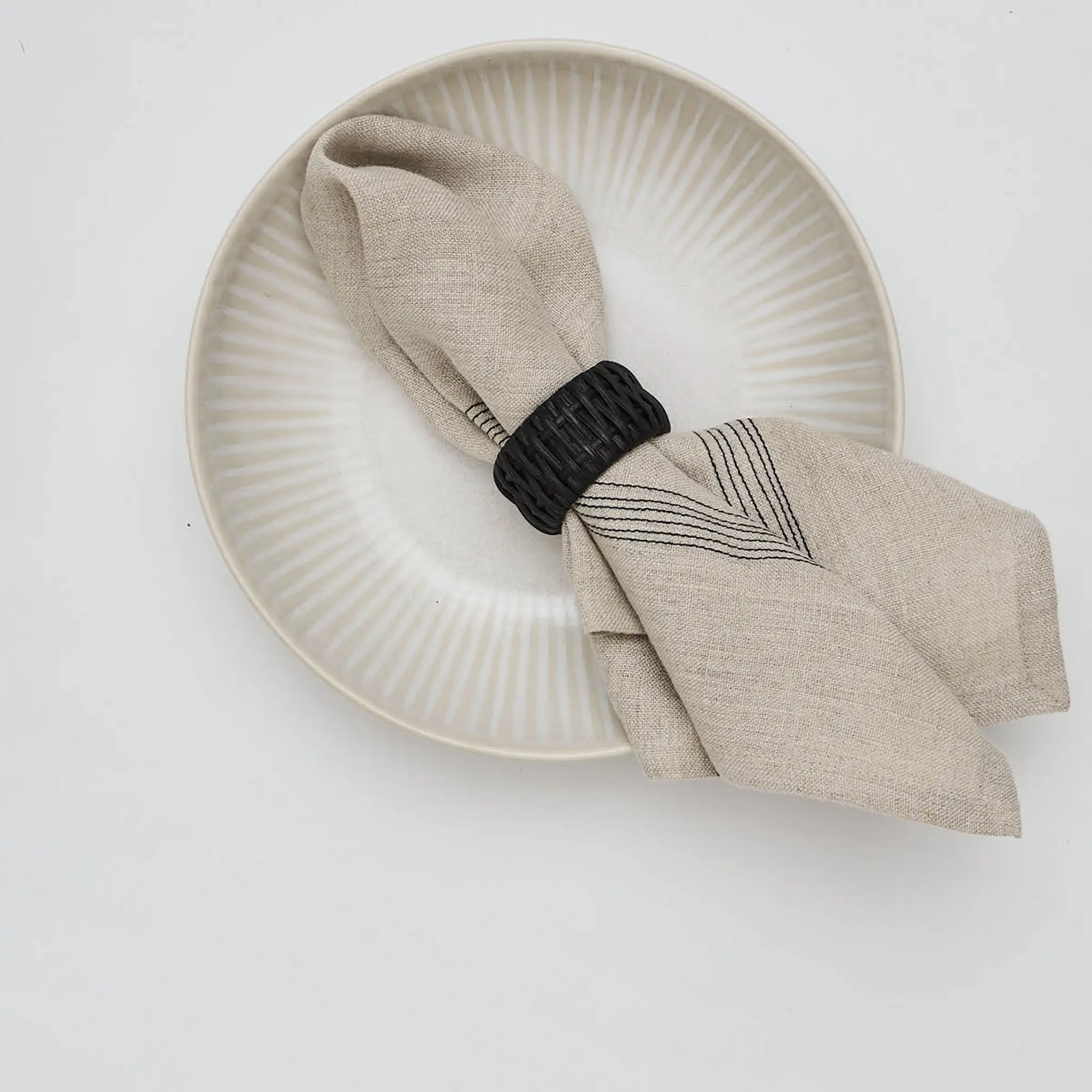 Tell Me More Livia tygservett 45x45 cm beige/svart