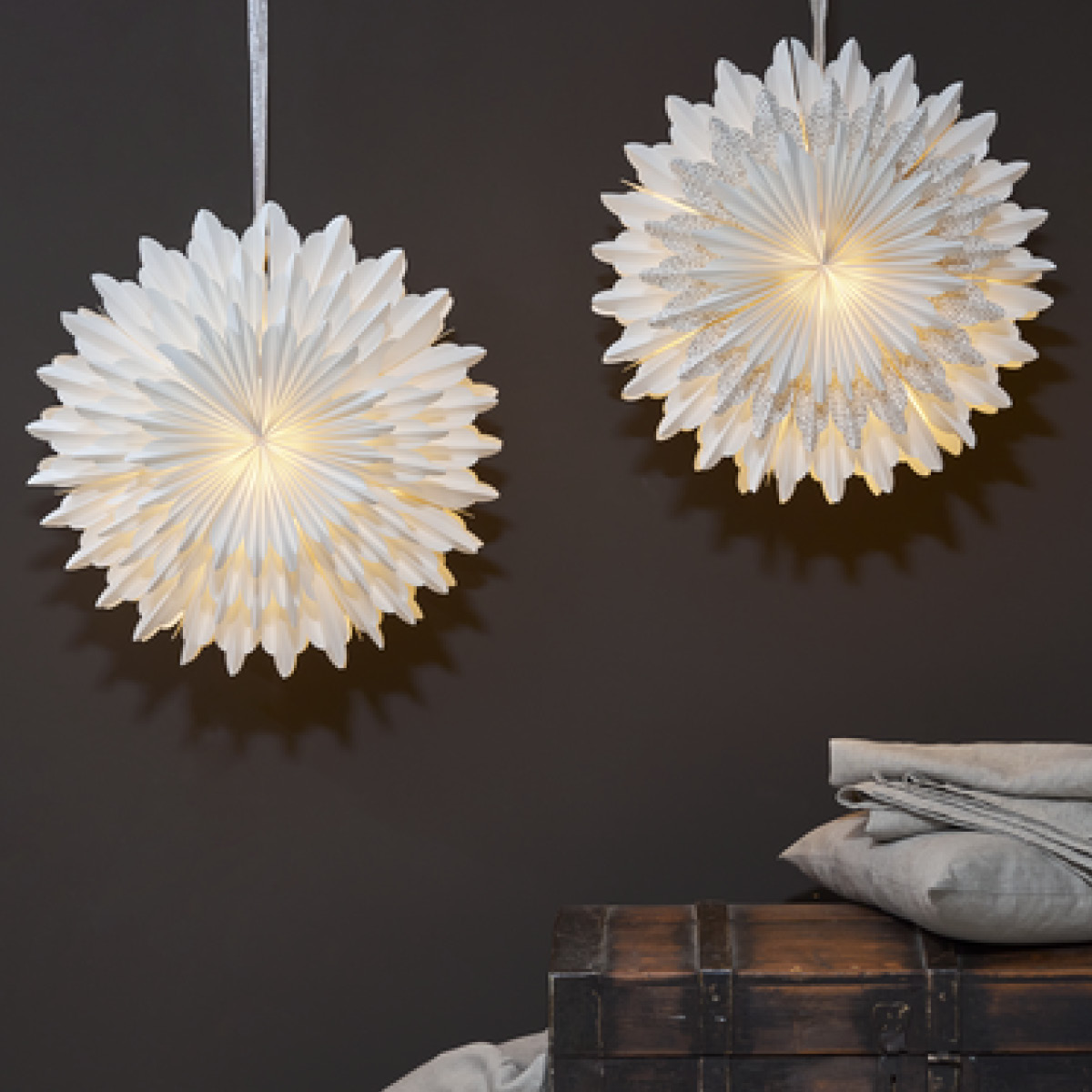 Star Trading Snow julestjerne i papir hvit m/gull prikker