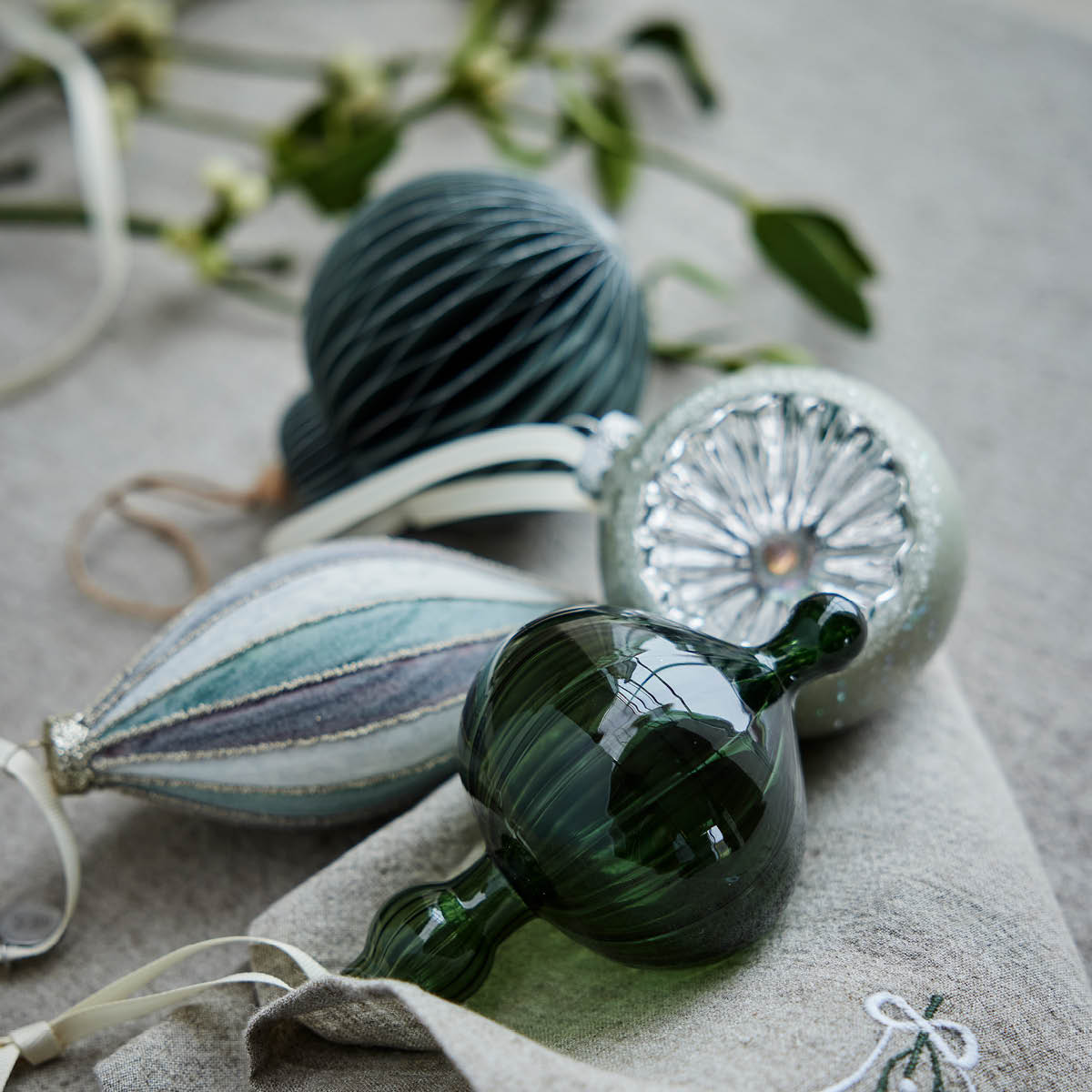 Lene Bjerre Nomillia ornament avlang 13 cm benhvit/turkis