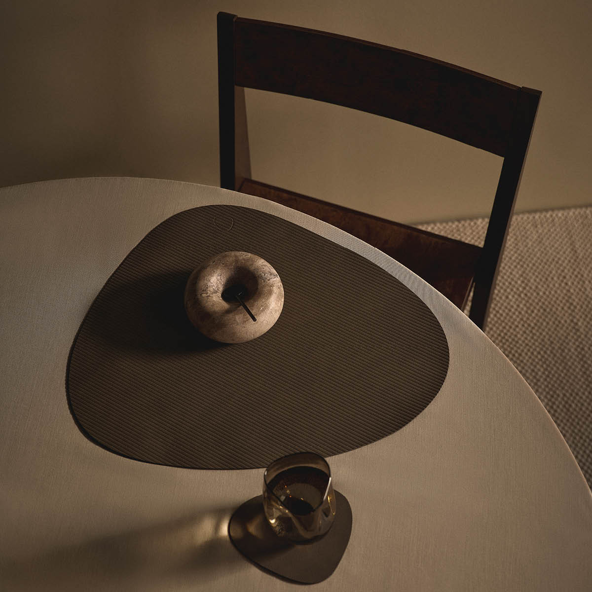 LIND DNA Curve Corduroy spisebrikke 37x44 cm caviar