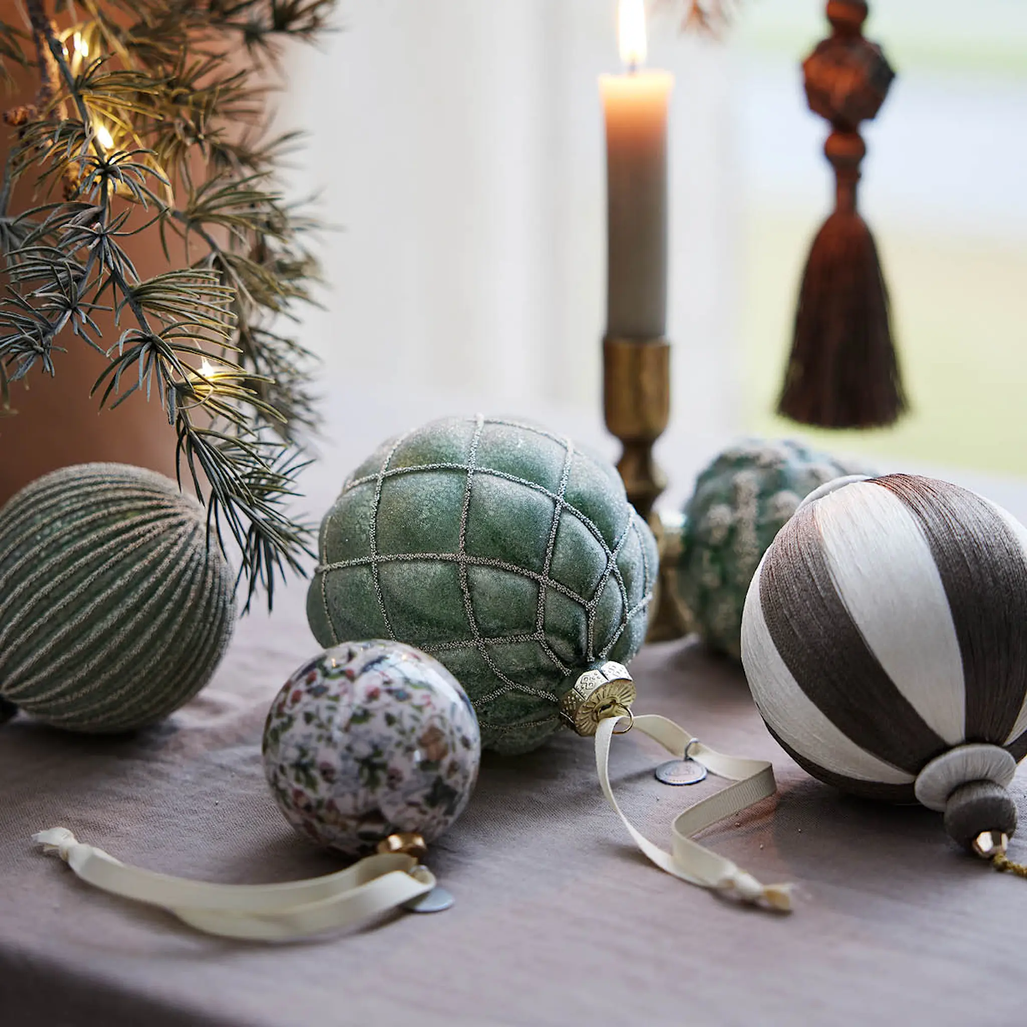 Lene Bjerre Herle juledekorasjon 6 cm råhvit hover