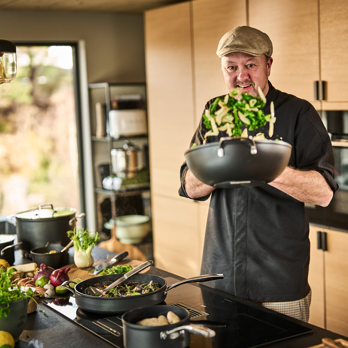 Modern House Black Line Wokkipannu 30 cm Musta