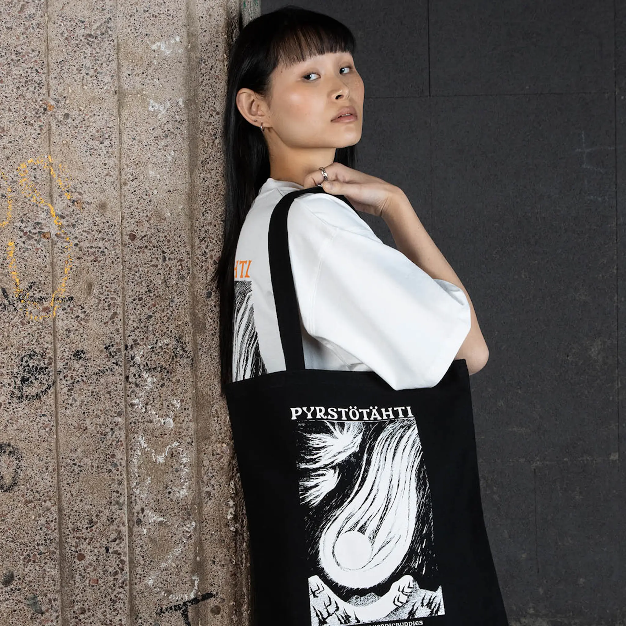 Nordicbuddies Mumin Novels tygpåse 38,5x42 cm Kometen svart