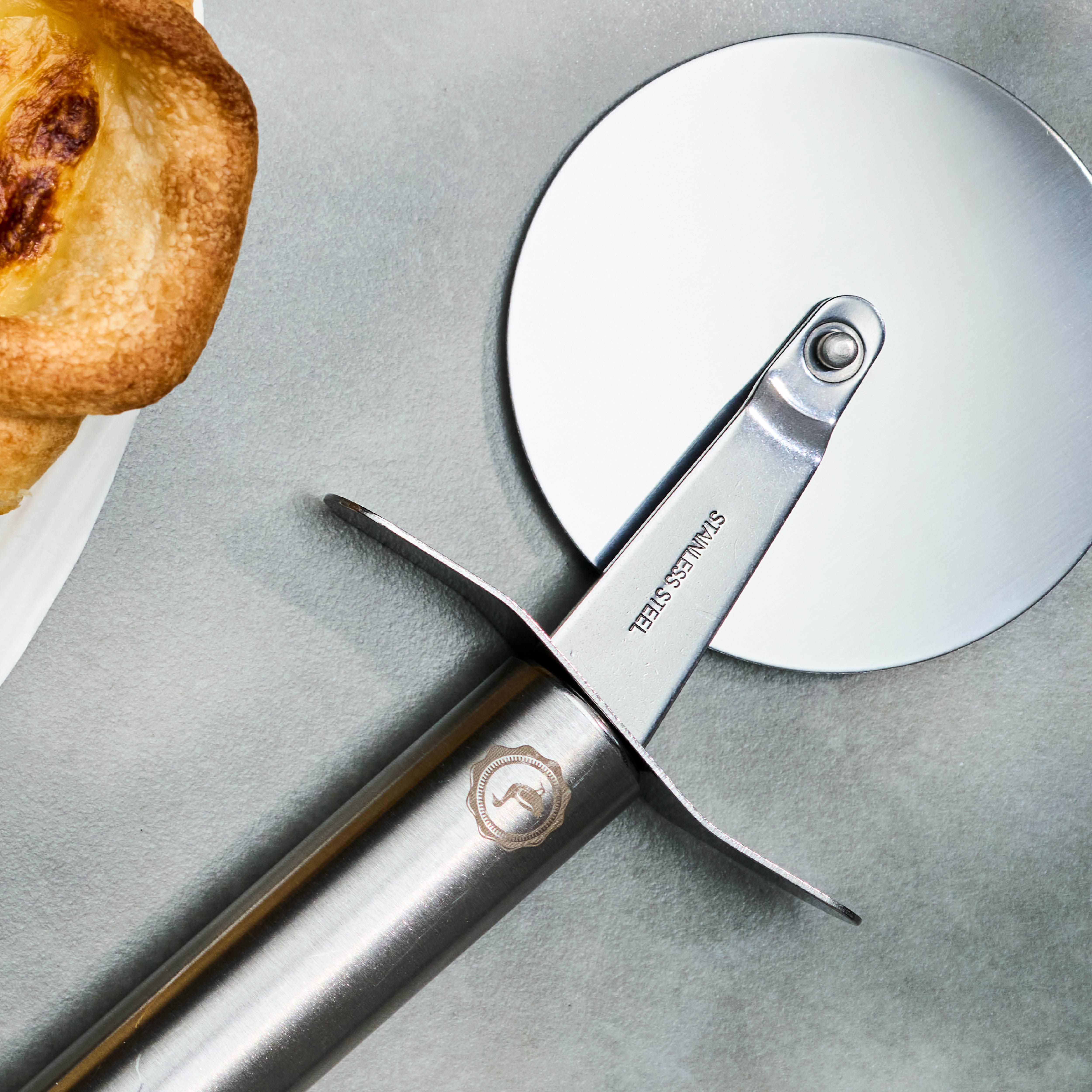 Anders Petter Steel Essentials pizzaskärare 22 cm stål