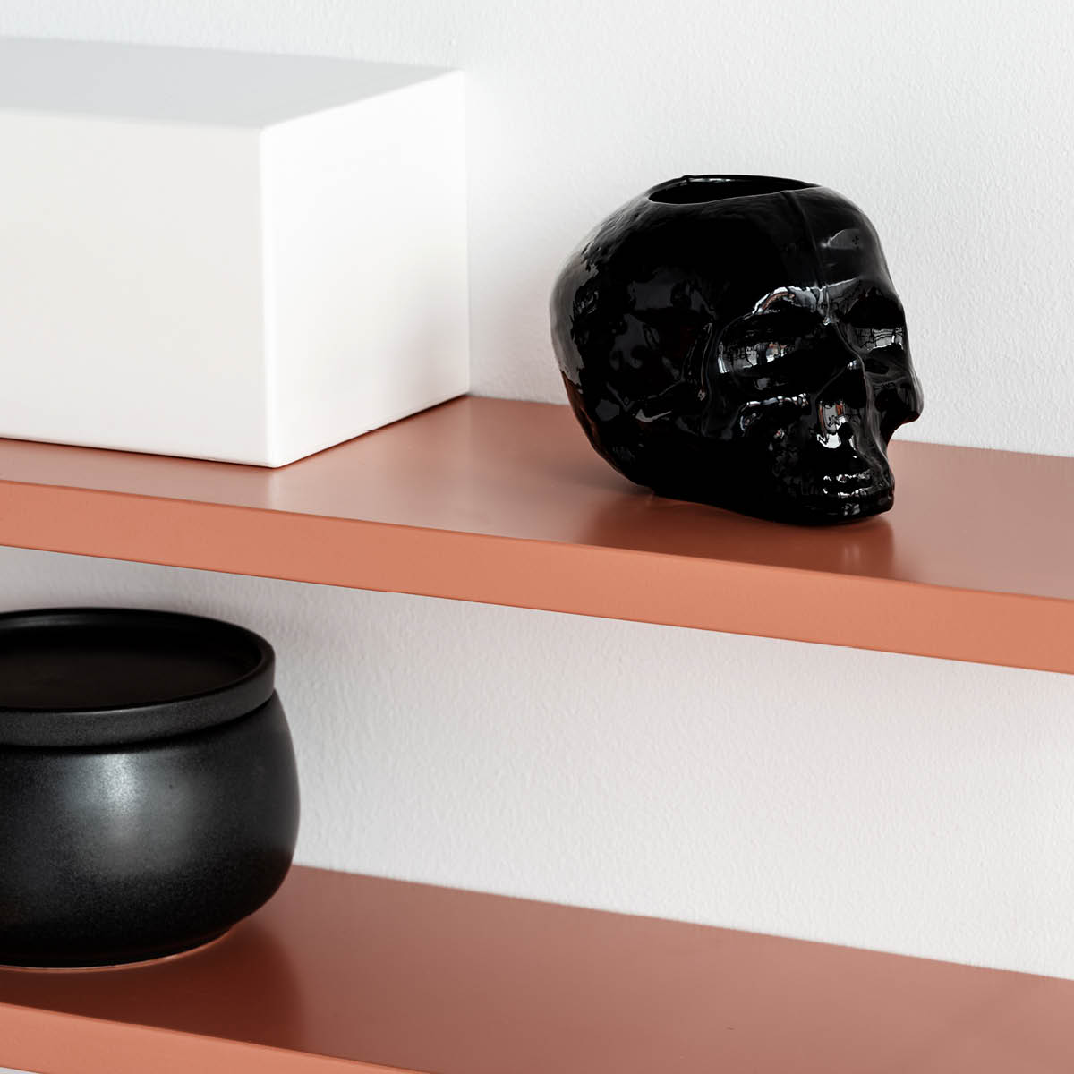 Kosta Boda Still Life Skull Kynttilälyhty 8,5 cm Musta