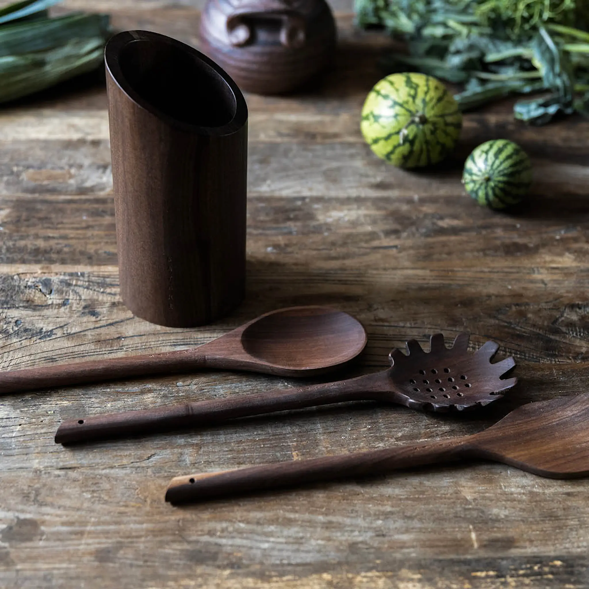 Satake Ruoanlaittovälinesetti telineellä 4 osaa Pähkinäpuu