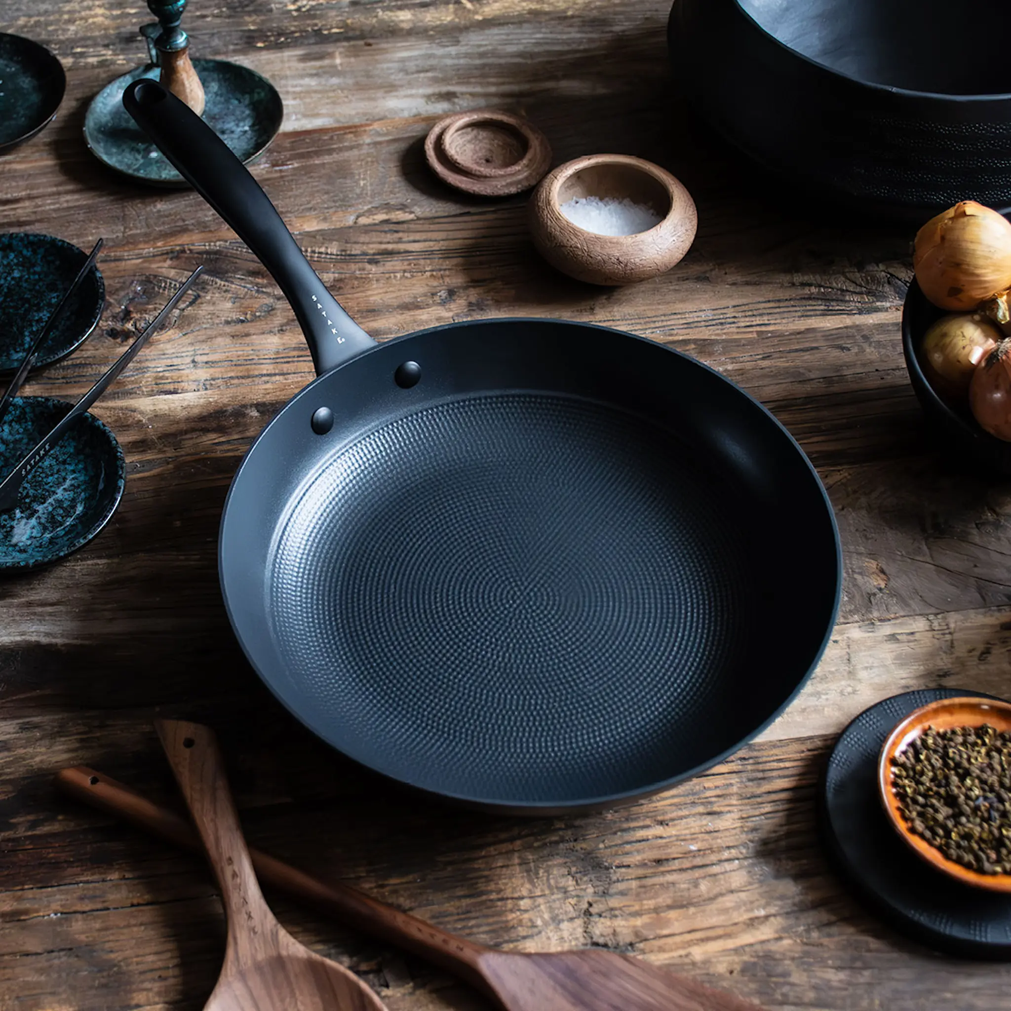 Satake Gjutjärnspanna med Honeycomb keramisk beläggning 28 cm