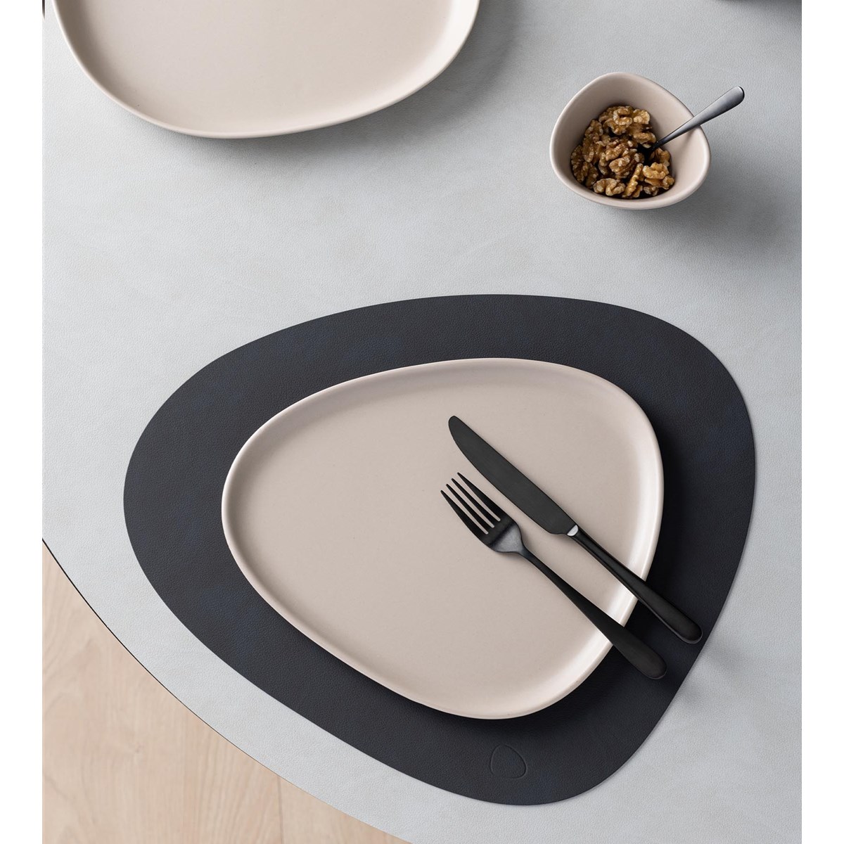 LIND DNA Curve Stoneware Middagstallrik 30x26 cm Sand