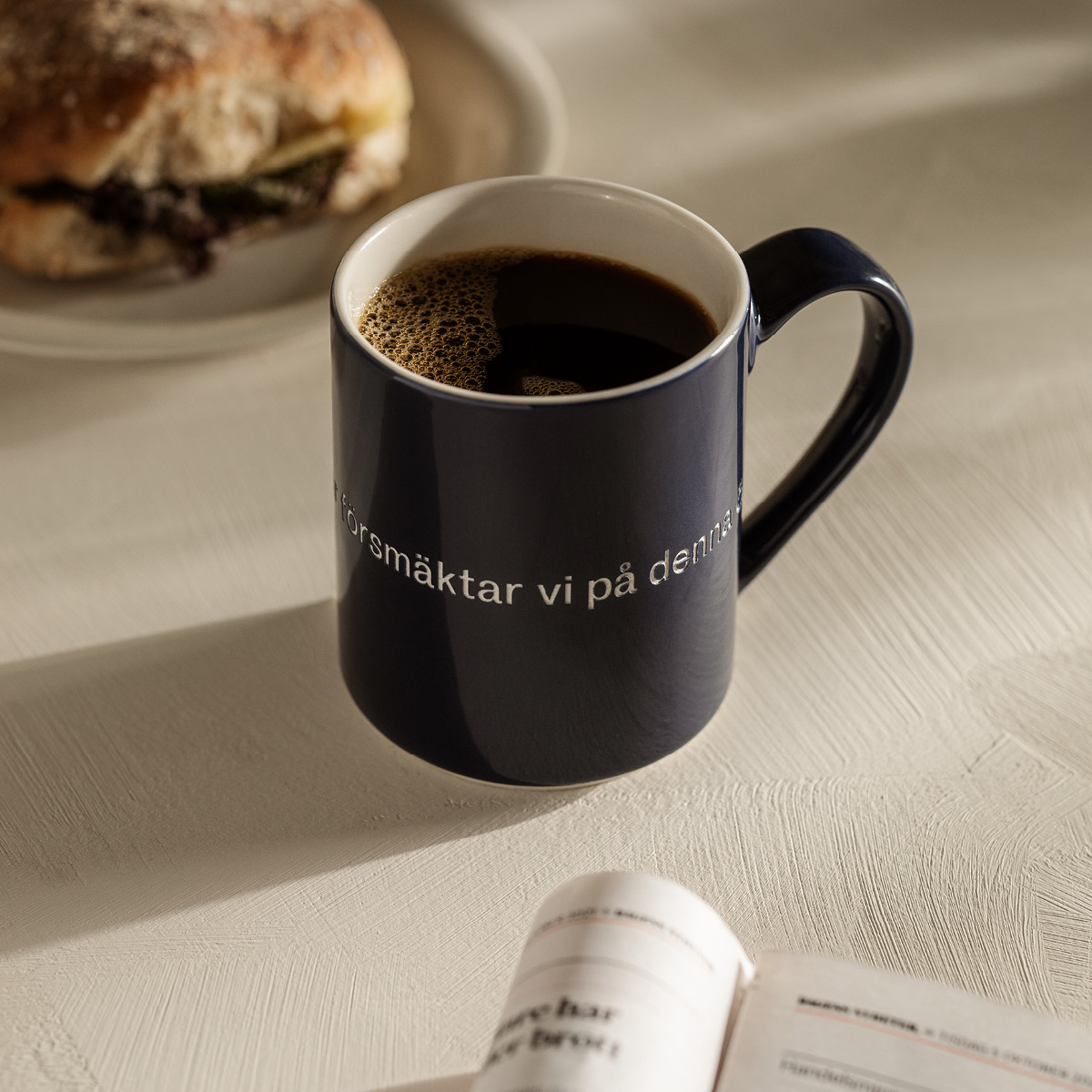 Design House Stockholm Lindgren krus "utan snus" 35 cl mørk blå