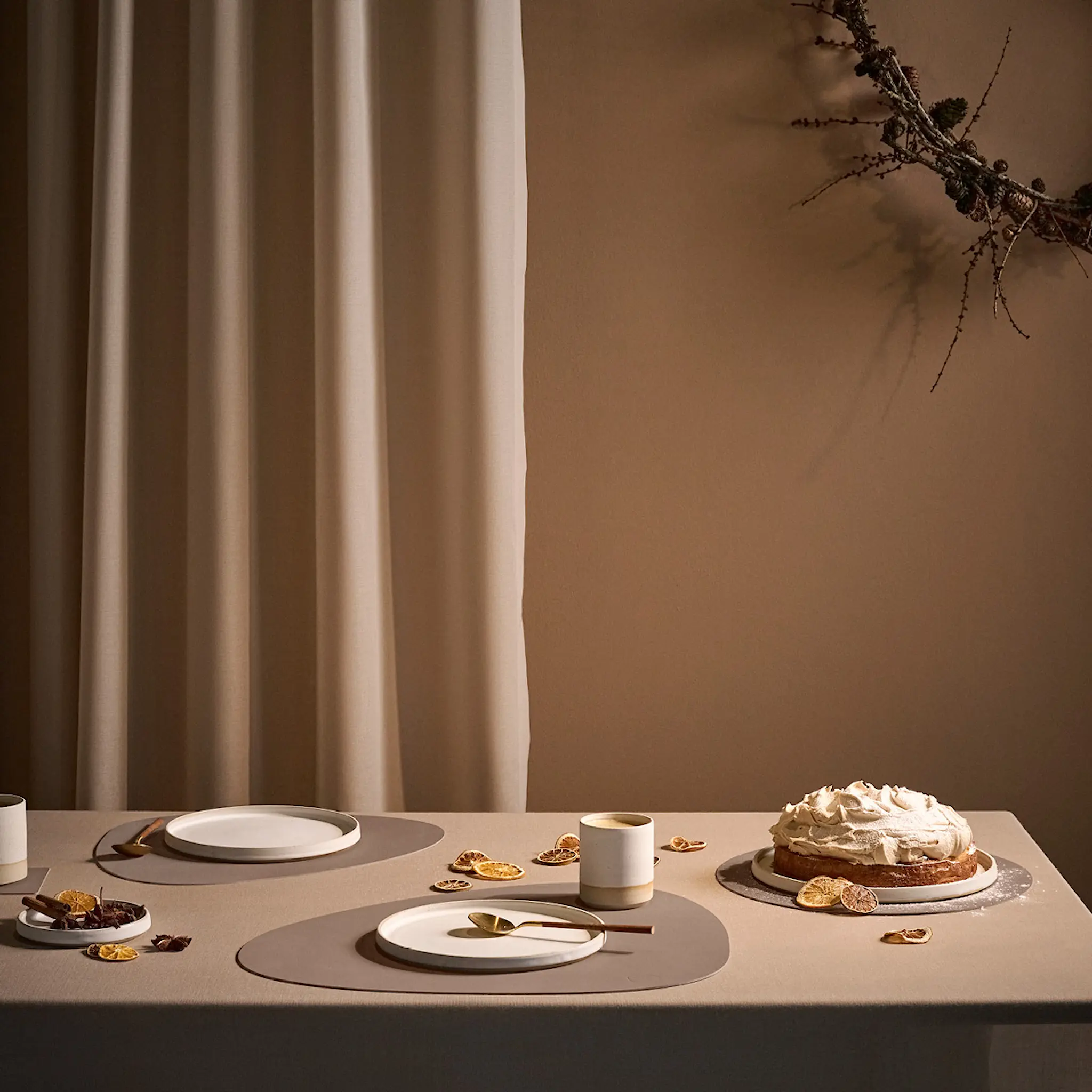 LIND DNA Nupo Curve Bordstablett 37x44 cm Truffle