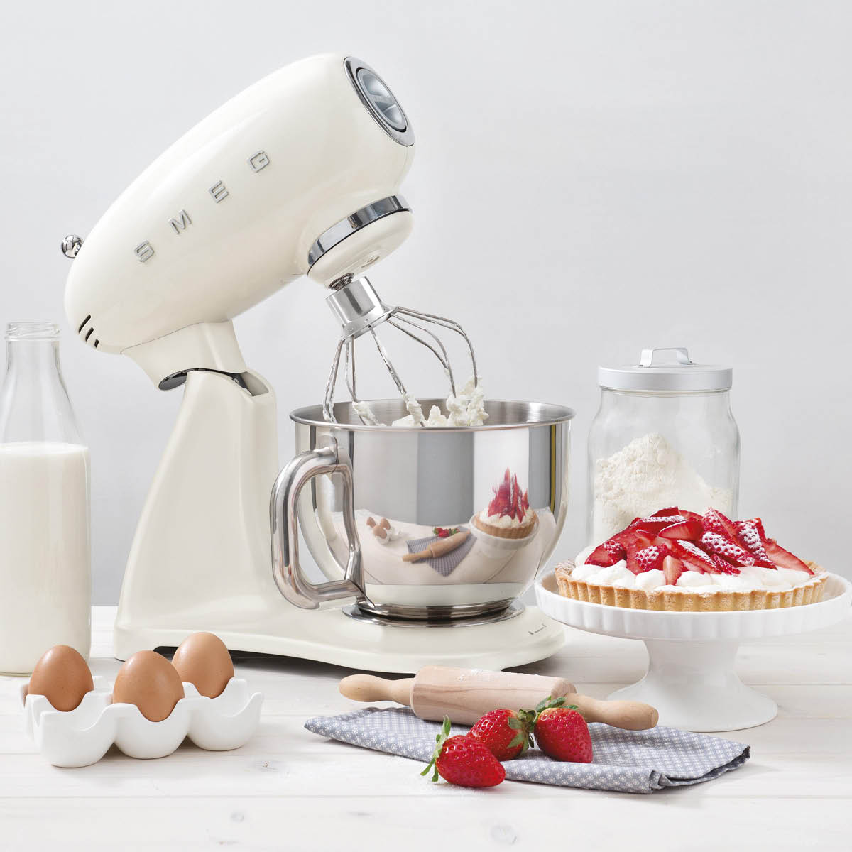 Smeg Kjøkkenmaskin SMF03 hel krem