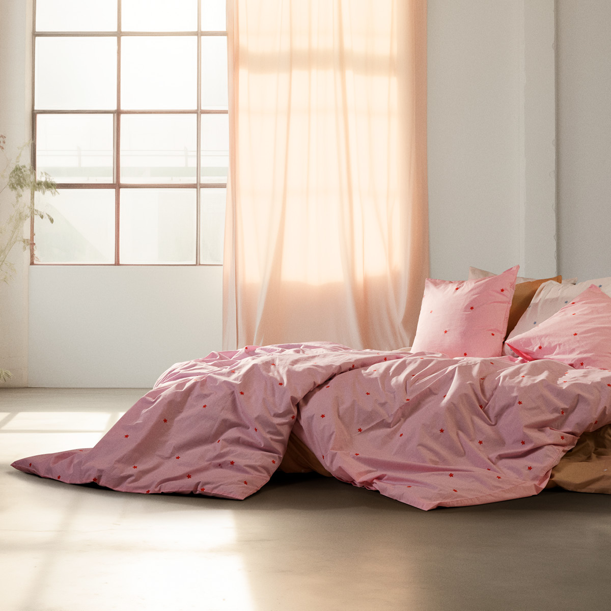 Juna Daisy sengetøy 220x220 cm rosa/rød