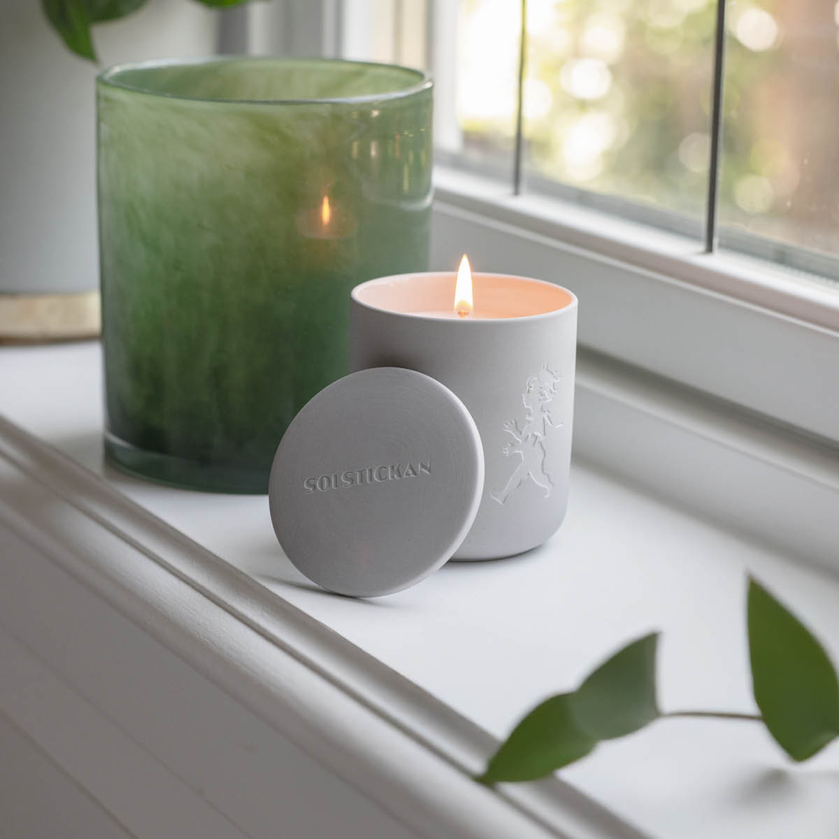 SOLSTICKAN Duftlys i keramikk 9×7,5 cm lys grå (havbris)