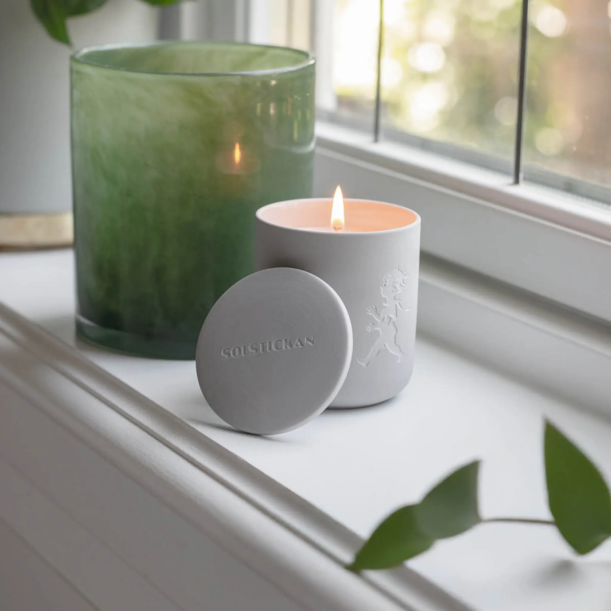 SOLSTICKAN Duftlys i keramikk 9×7,5 cm lys grå (havbris)