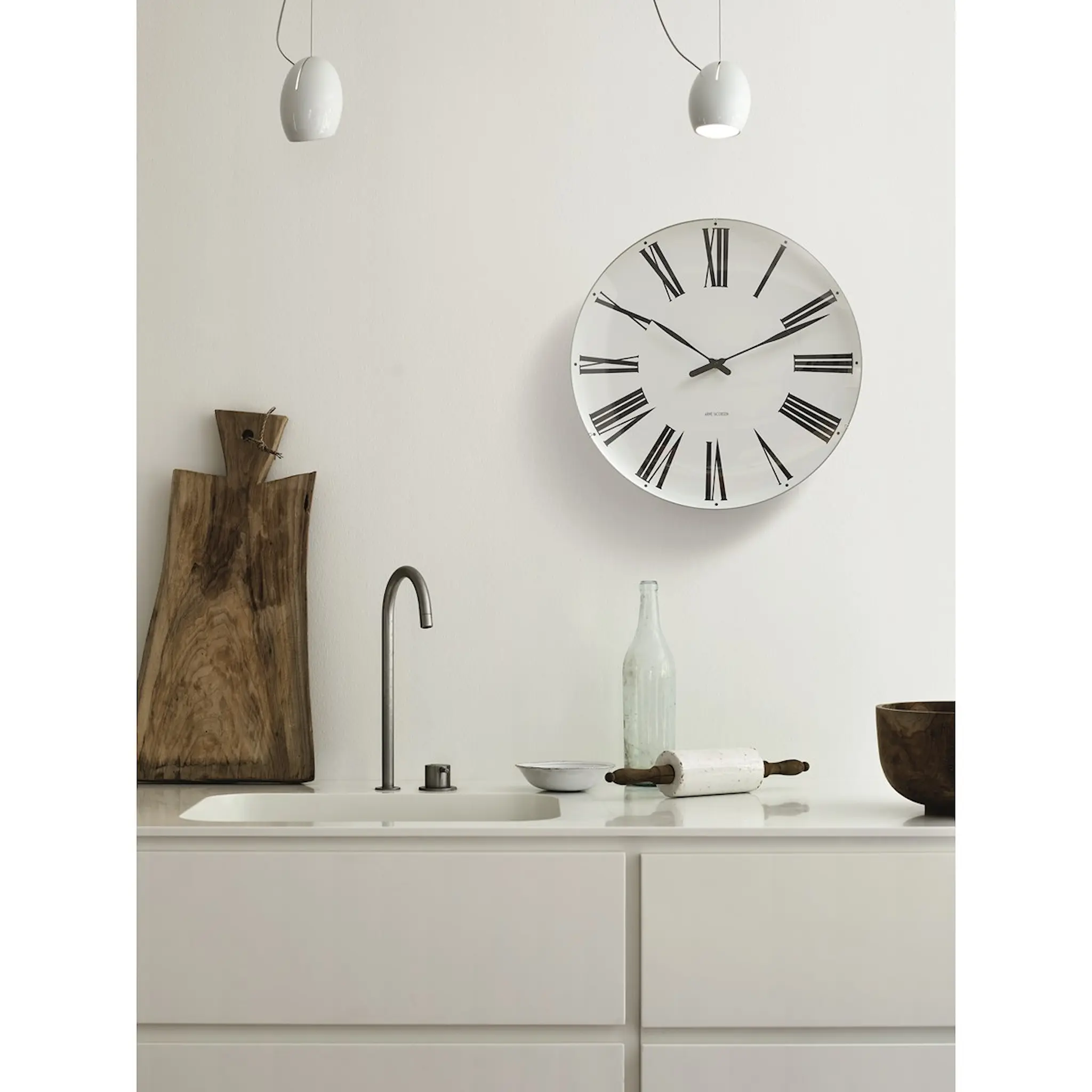 Arne Jacobsen Roman Väggur 48 cm Vit