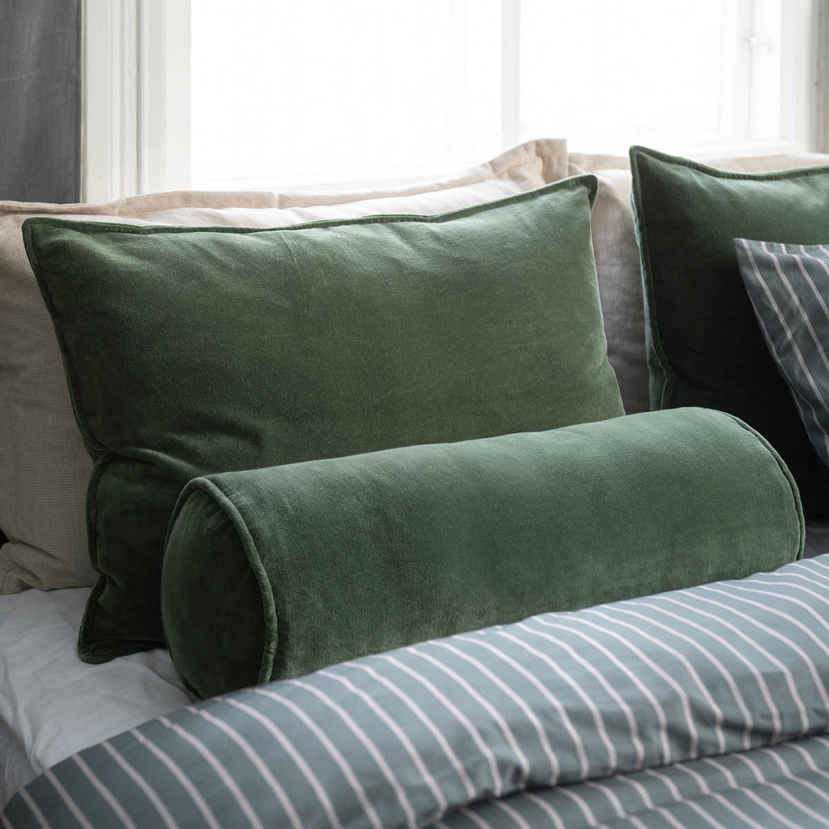 Fanni K Bolster kudde sammet 55x20 cm mossgrön