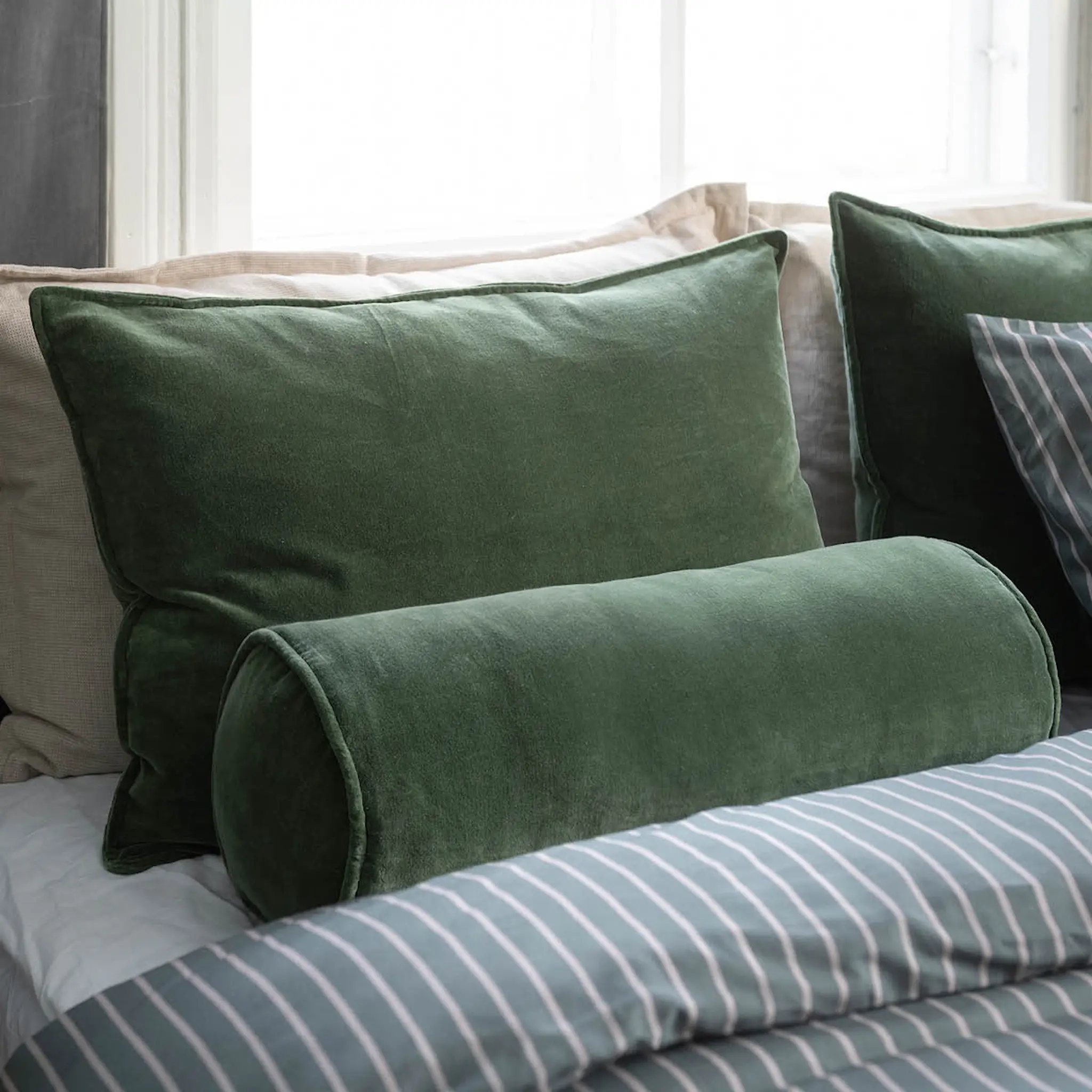 Fanni K Bolster kudde sammet 55x20 cm mossgrön