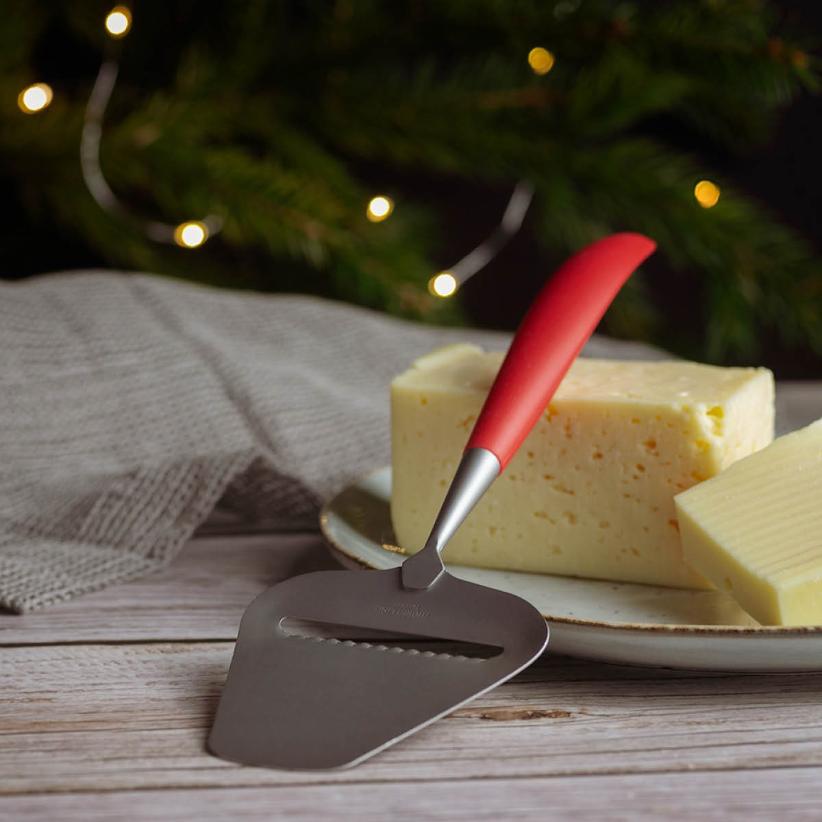 Bjørklund Amitto juustohöylä uritettu punainen