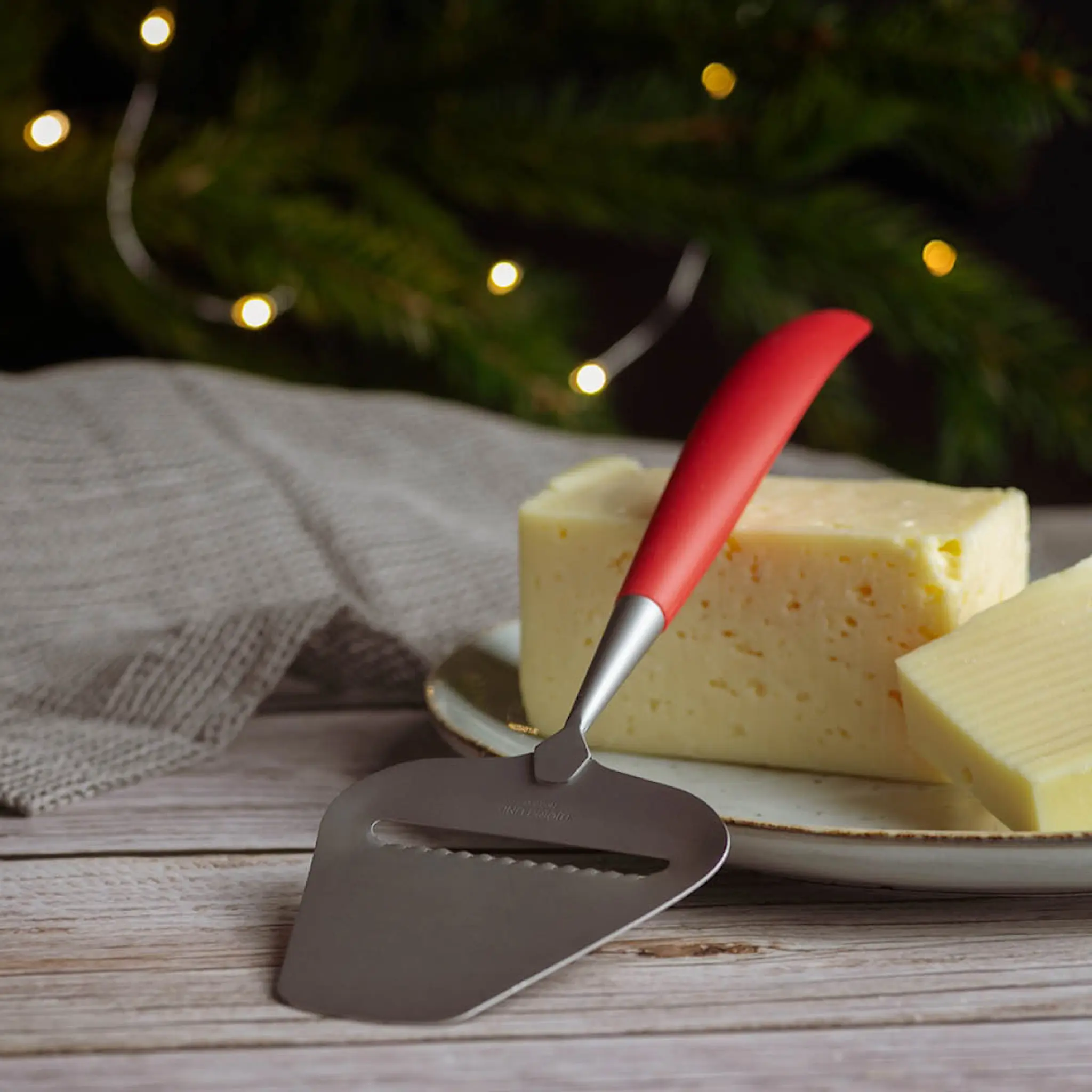 Bjørklund Amitto juustohöylä uritettu punainen