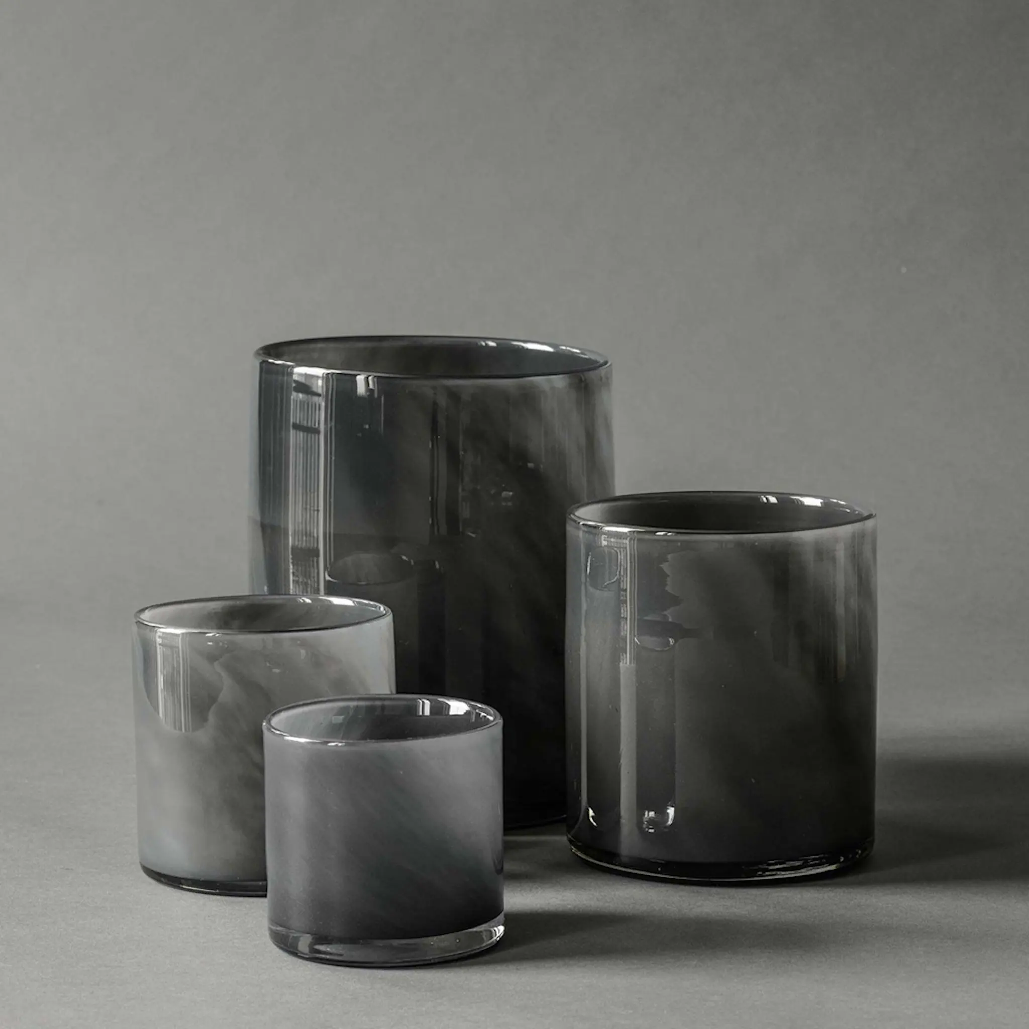 Tell Me More Lyric Ljuslykta 8x8 cm Dark Grey