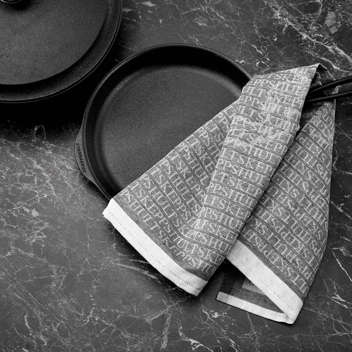 Skeppshult Skeppshult x Ekelunds kökshandduk 50x70 cm grå