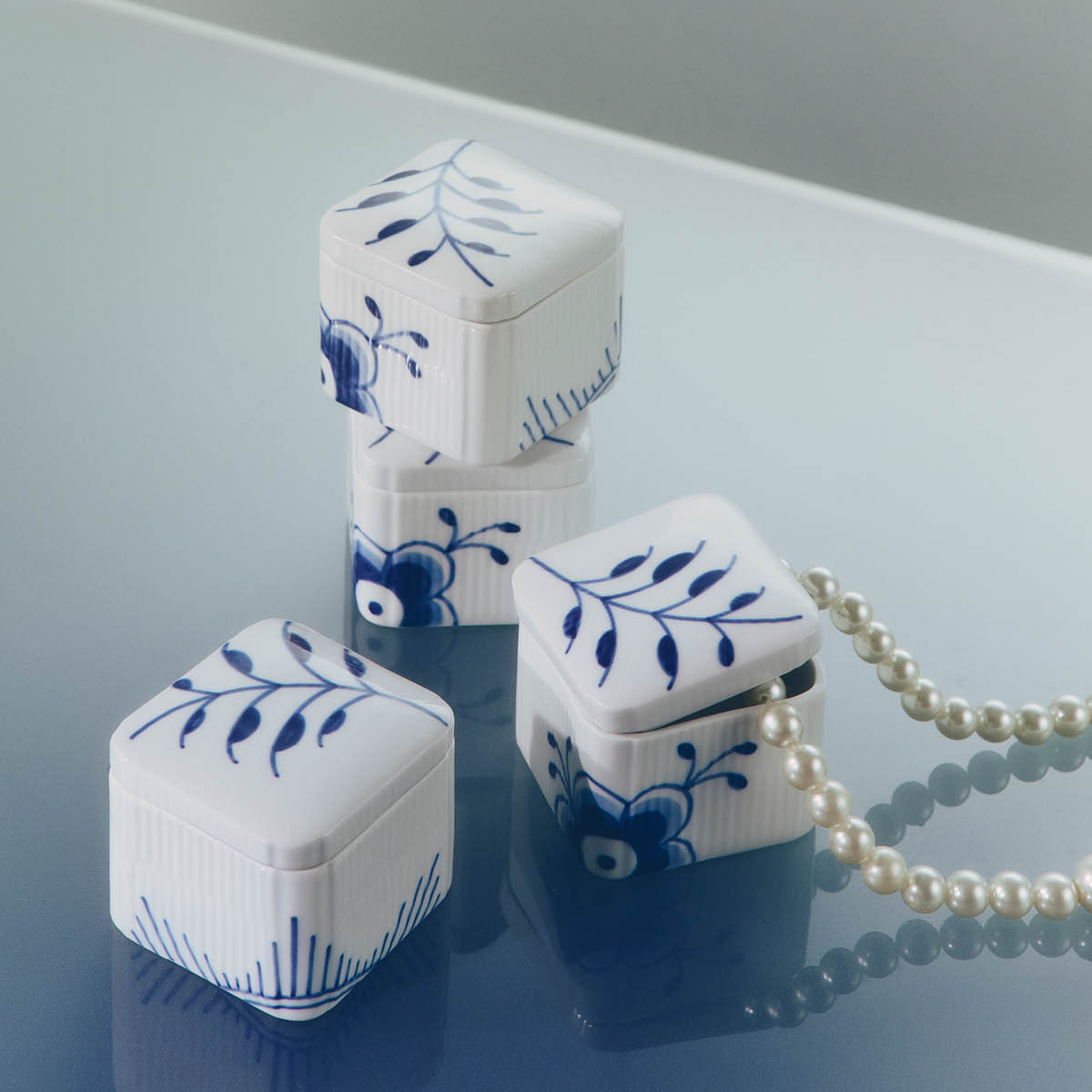 Royal Copenhagen Blue Fluted Mega bonbonniere 13 cl