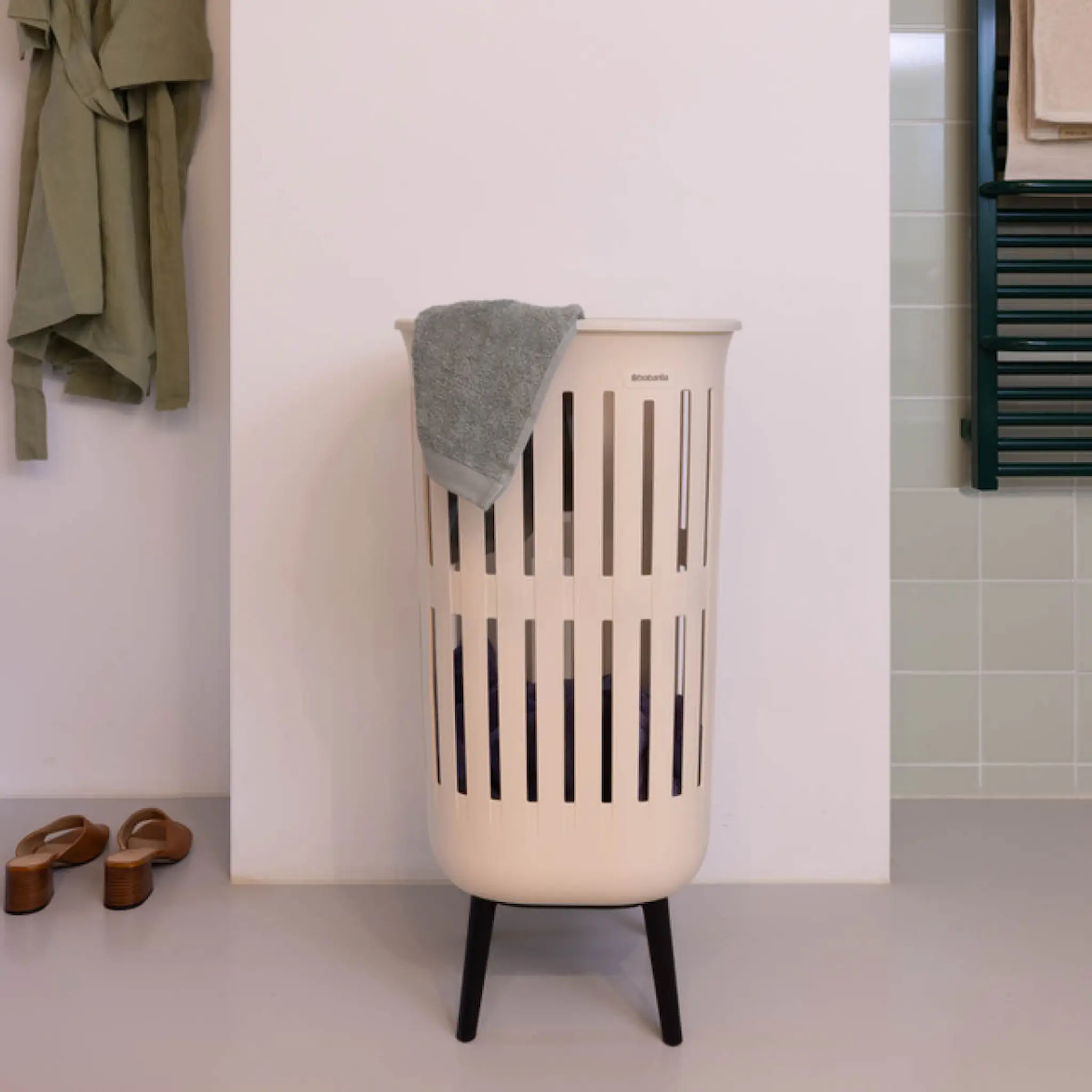 Brabantia Collect-It tvättkorg med ben 55 L soft beige
