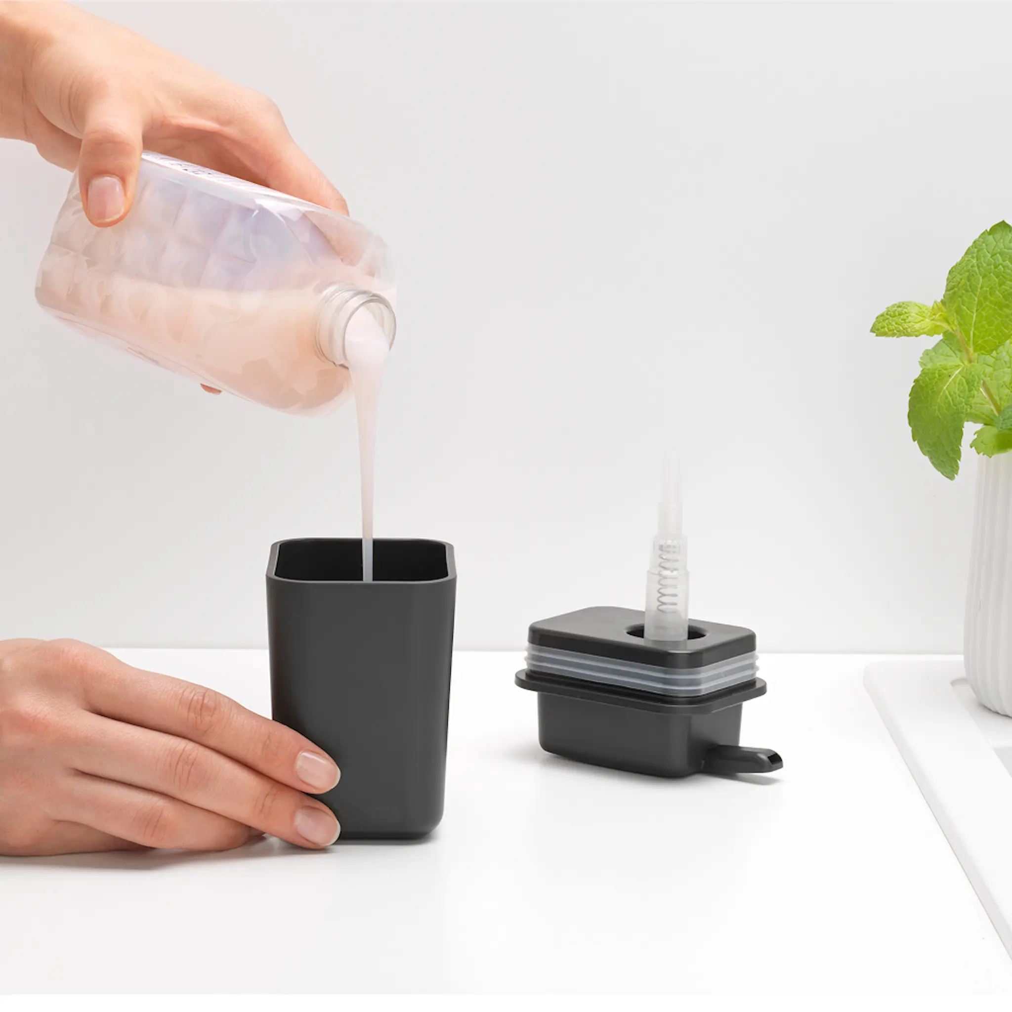 Brabantia SinkSide tvålpump 200 ml mörkgrå