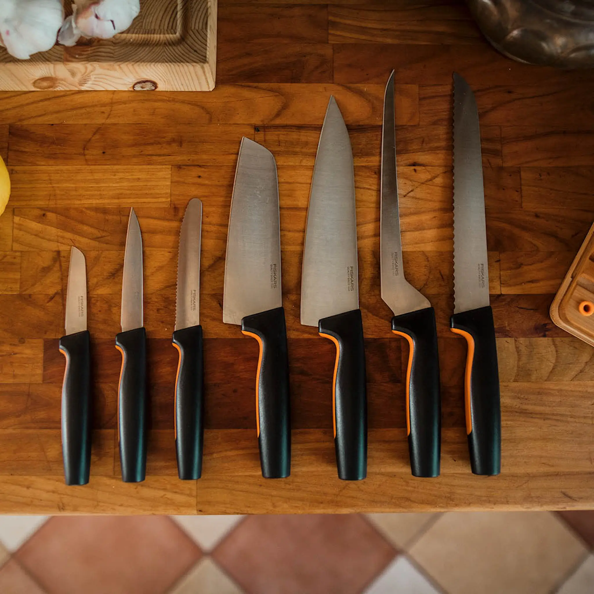 Fiskars Functional Form santoku-veitsi 35,5 cm musta/ruostumaton teräs