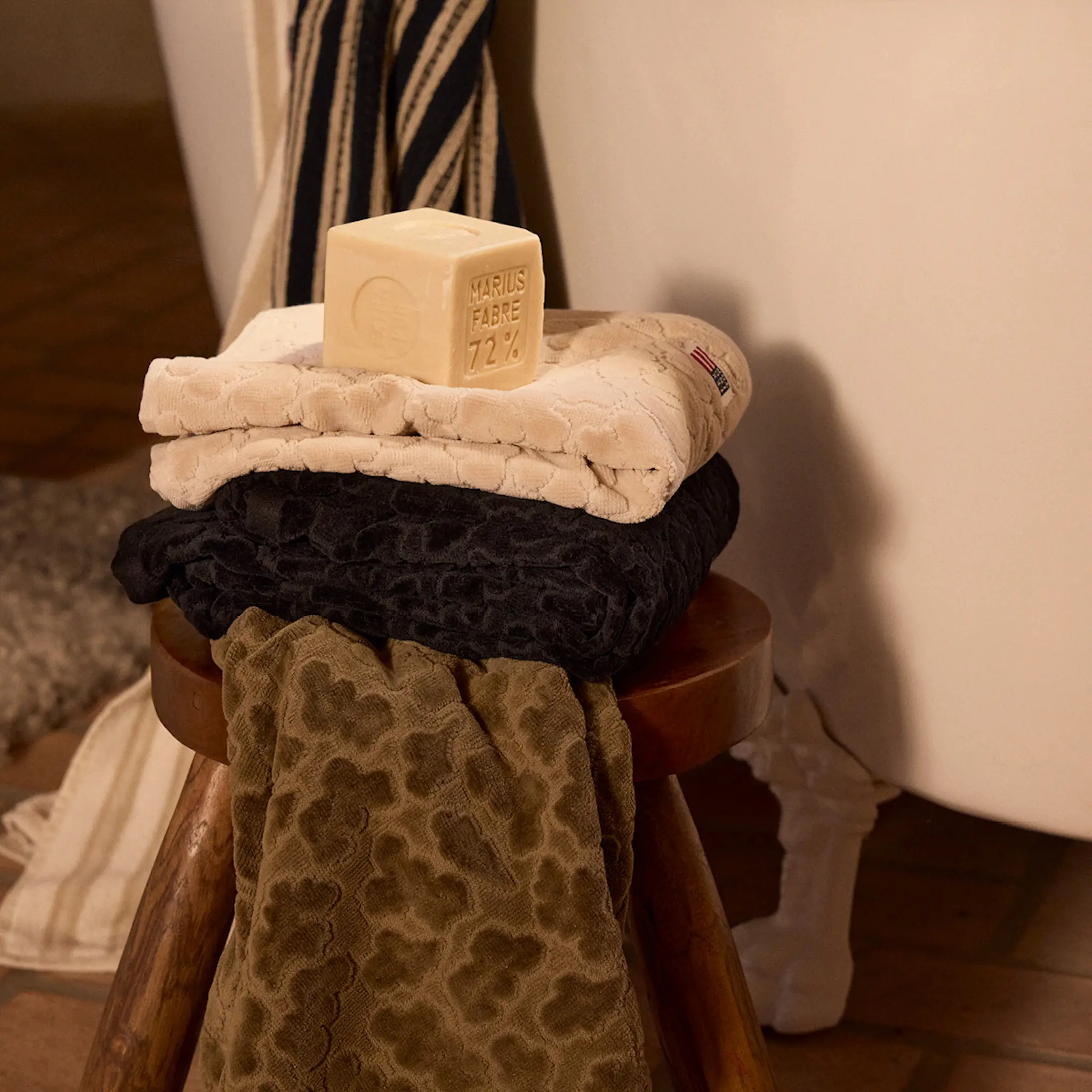 Lexington Velour Jacquard handduk med lövmönster 100x150 cm ljusbeige