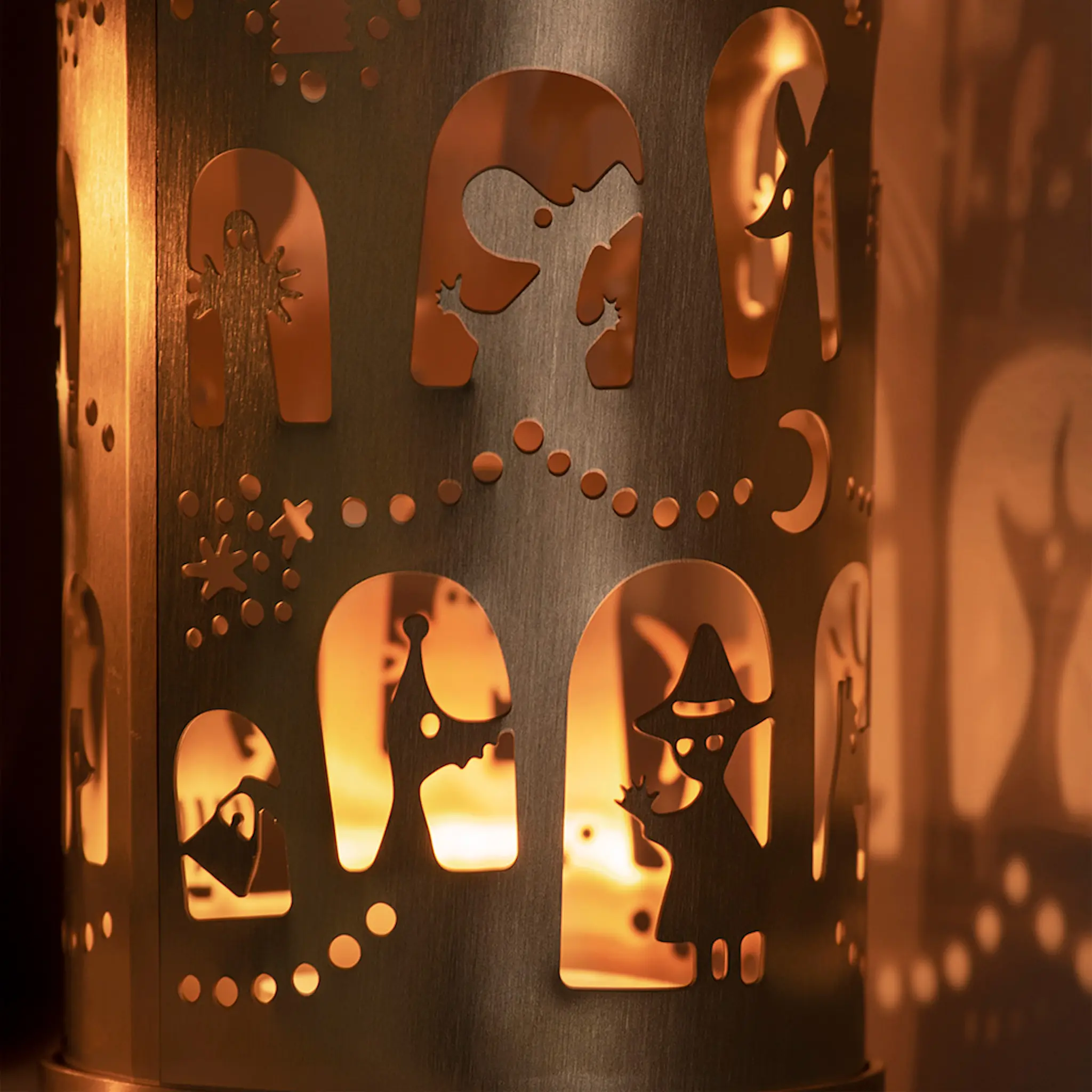 Skultuna Skultuna x Moomin - Muminhuset Ljuslykta 16 cm Mässing