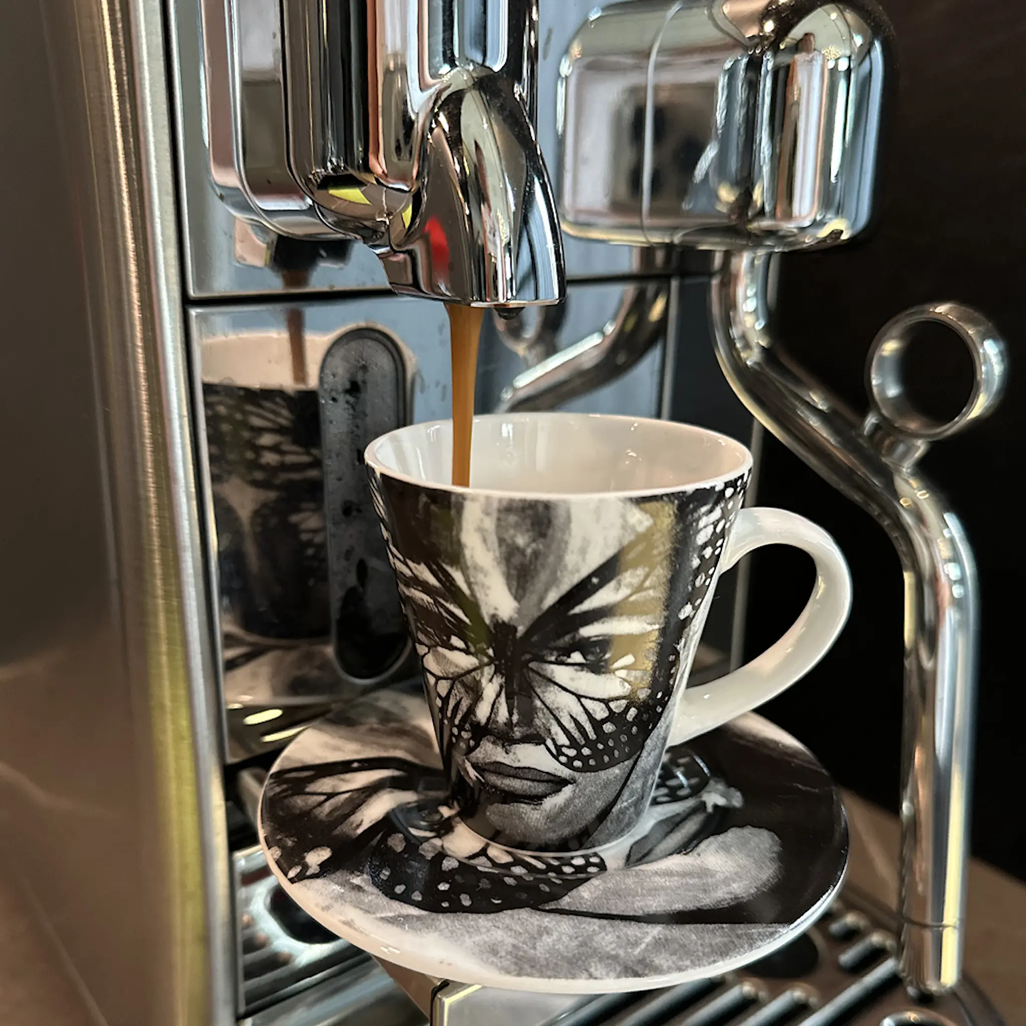 Carolina Gynning Espressomugg med fat Golden Butterfly 9 cl Svart/Vit