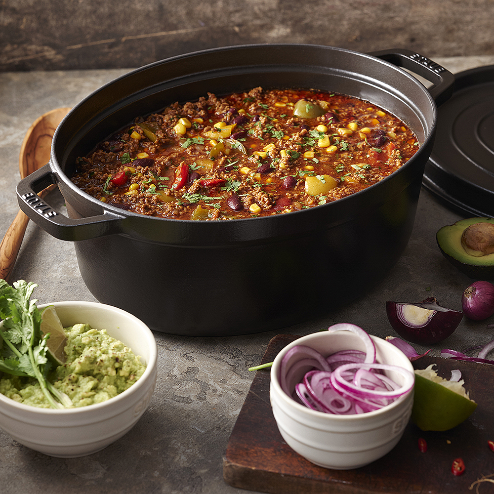 Staub Valurautapata ovaali 6,7 L Musta