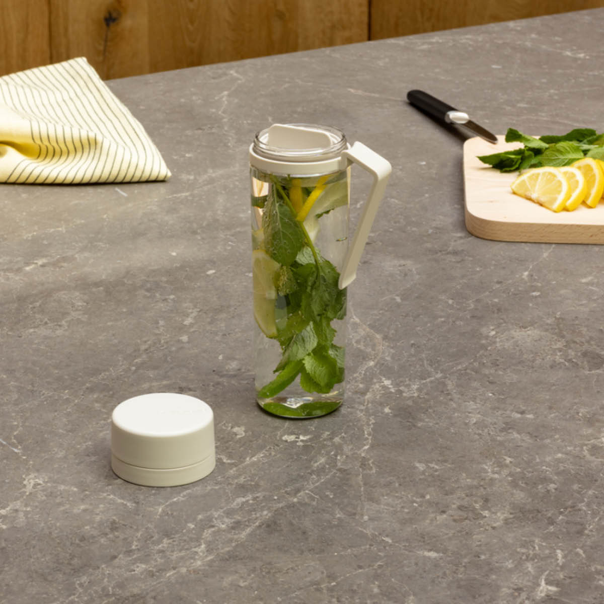 Brabantia Make & Take Vesipullo siivilällä 0,5 L Soft Beige