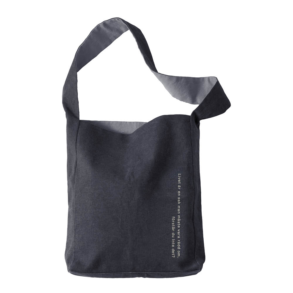 Design House Stockholm Astrid Lindgren tygkasse 40x31 cm Livet är en sak man måste... blå